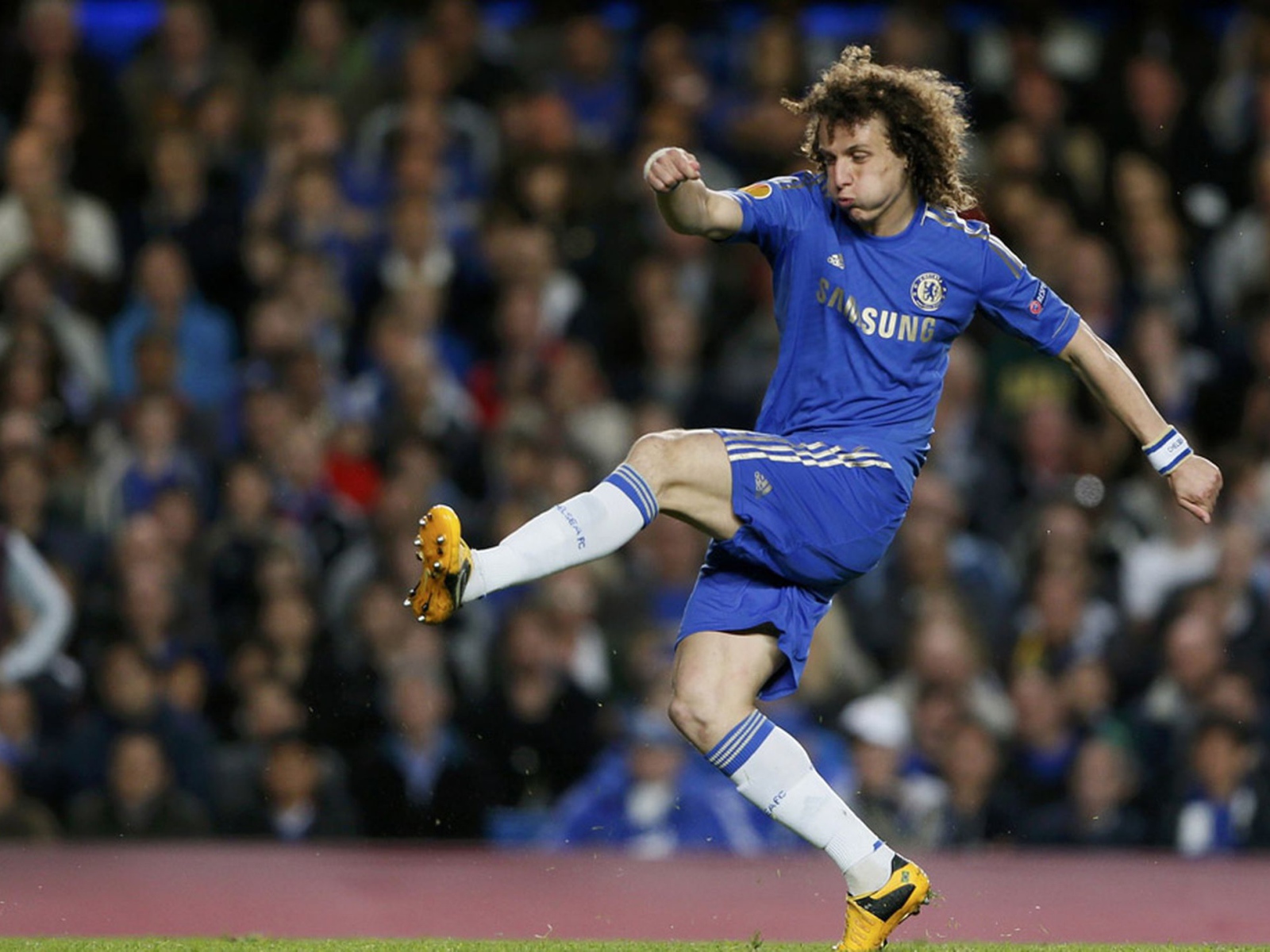  Игрок из Челси Давид Луис превосходной удар