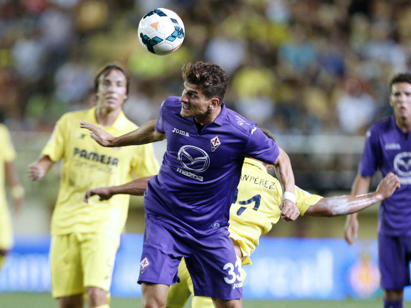 Игрок из Фиорентина Марио Гомес бьет мяч