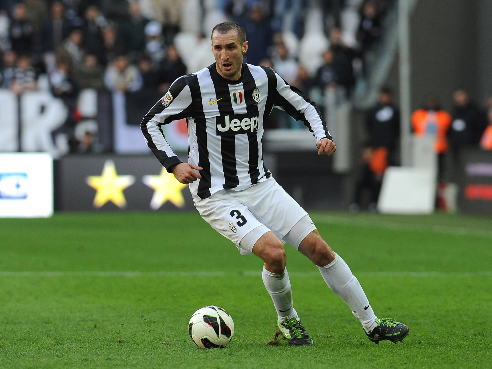 Игрок Ювентуса Джорджо Кьеллини с мячом