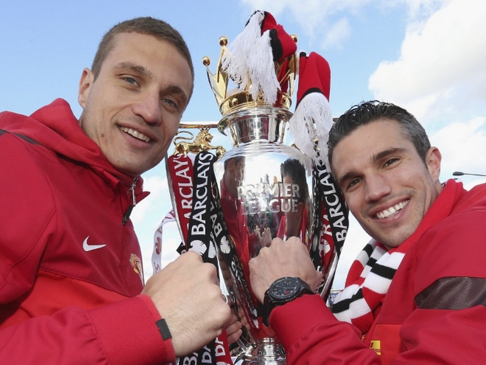 Игрок Манчестер Юнайтед Неманья Видич с трофеем