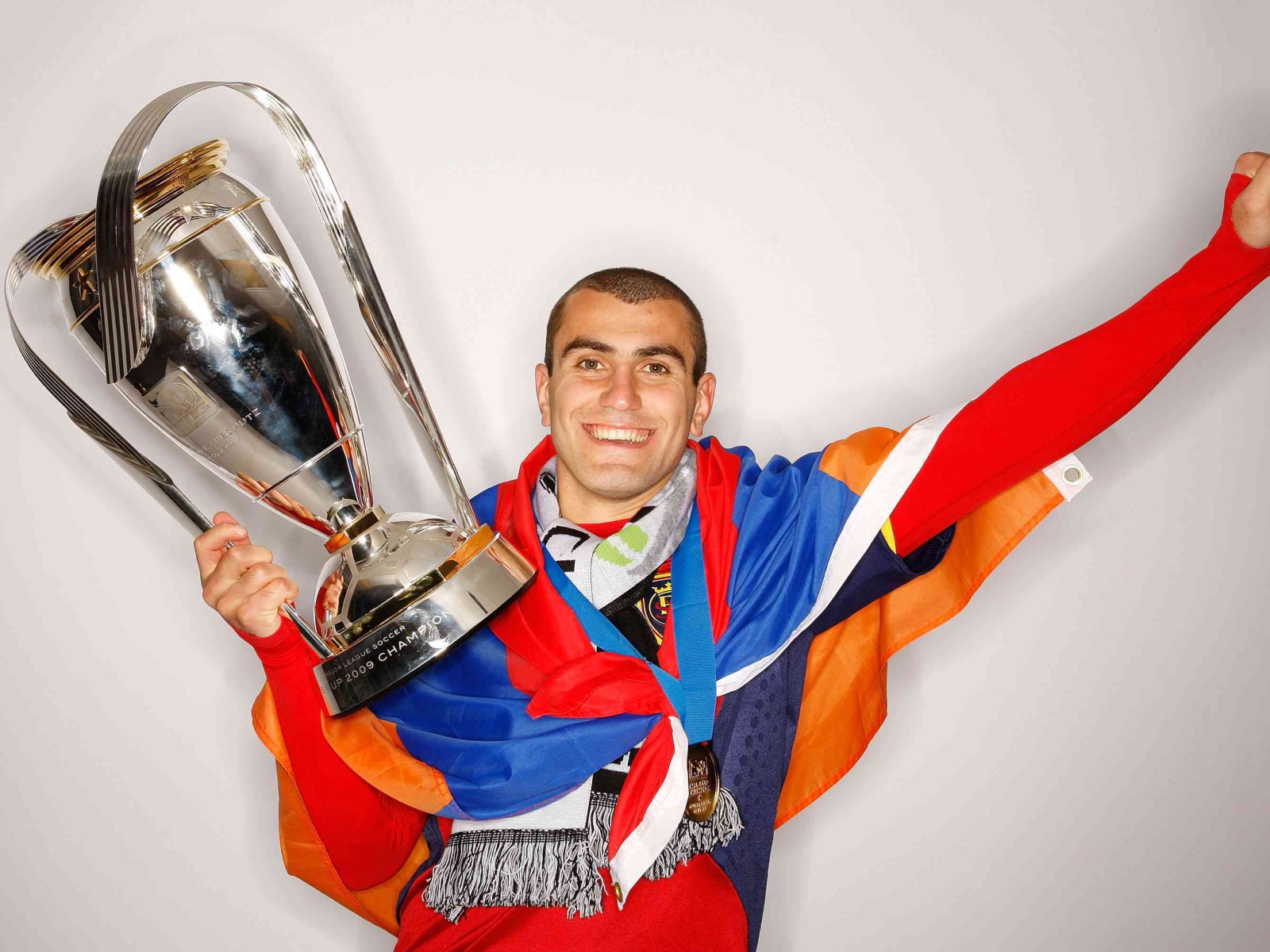 Игрок московского Спартака Юра Мовсисян со своим трофеем