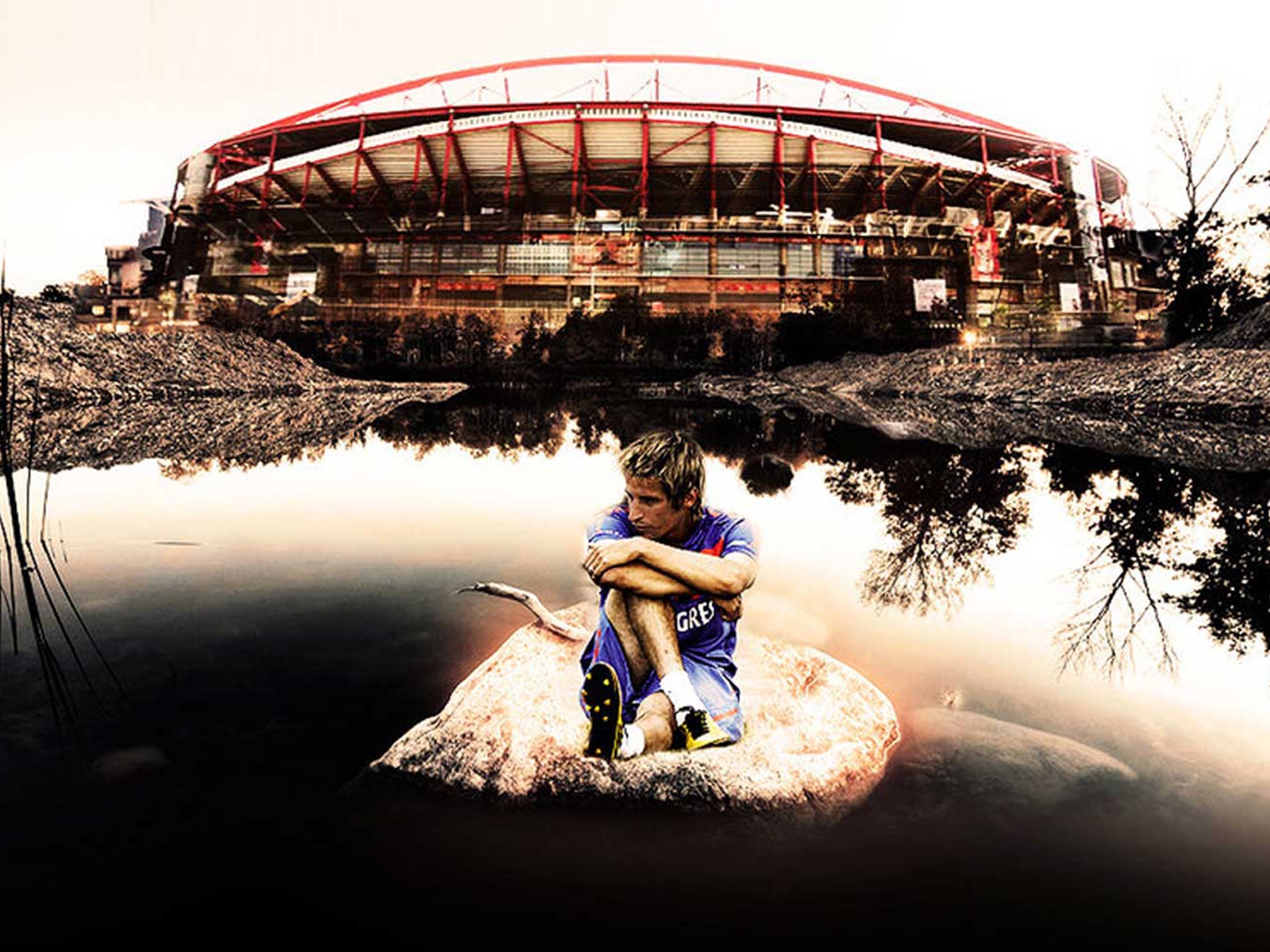  Игрок из Реал Мадрид Фабиу Коэнтрау сидит возле стадиона