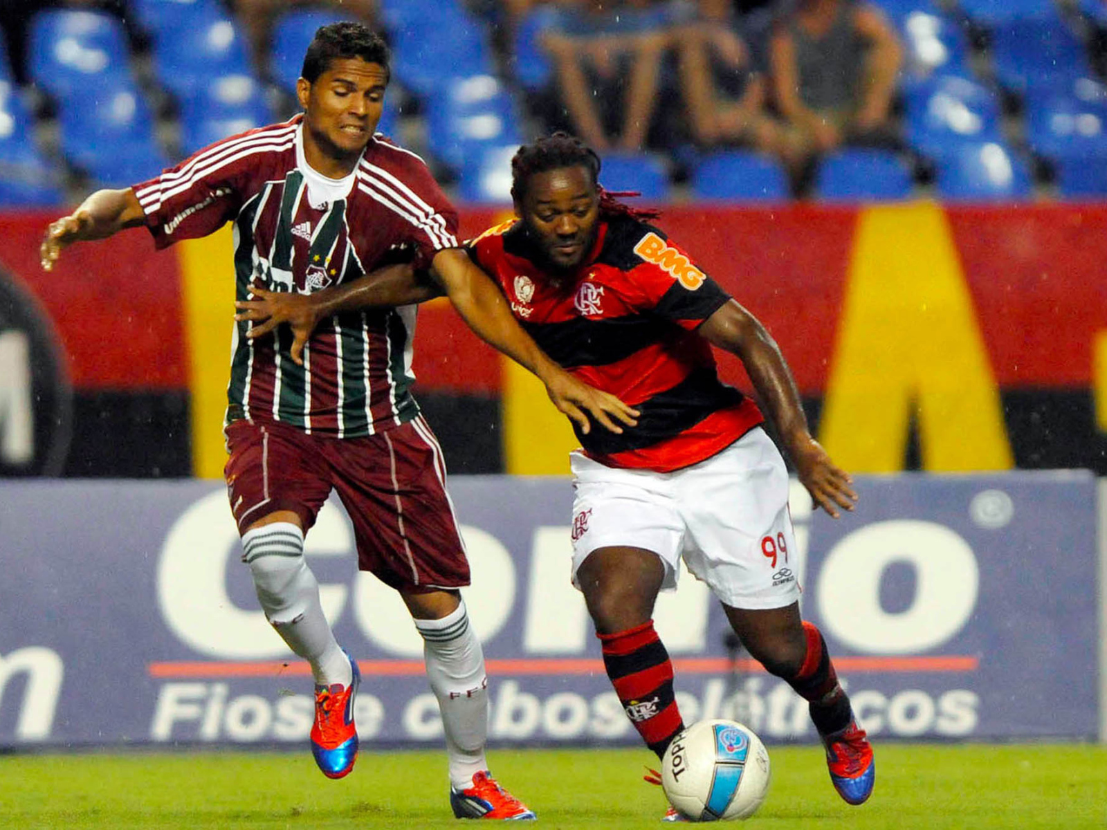  Игрок Шаньдун Лунэн Вагнера в борьбе за мяч