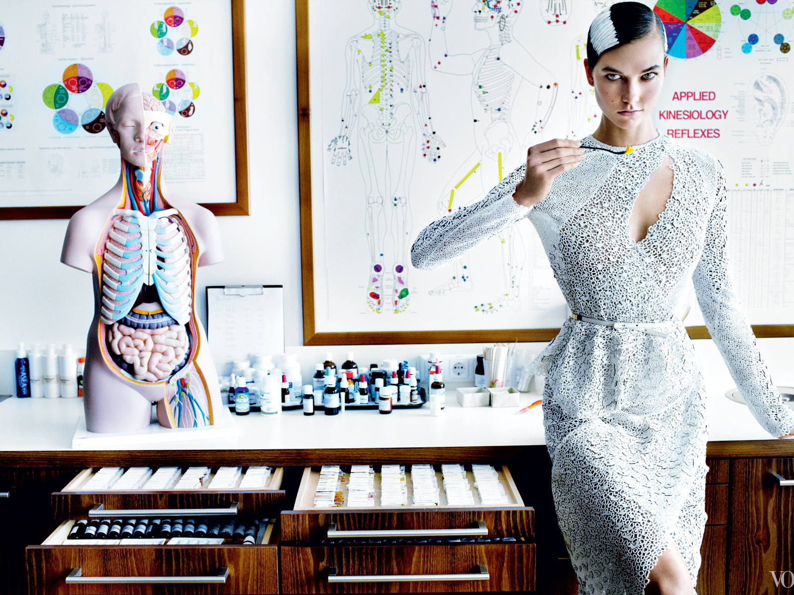 Креативная фотография девушки в белом платье