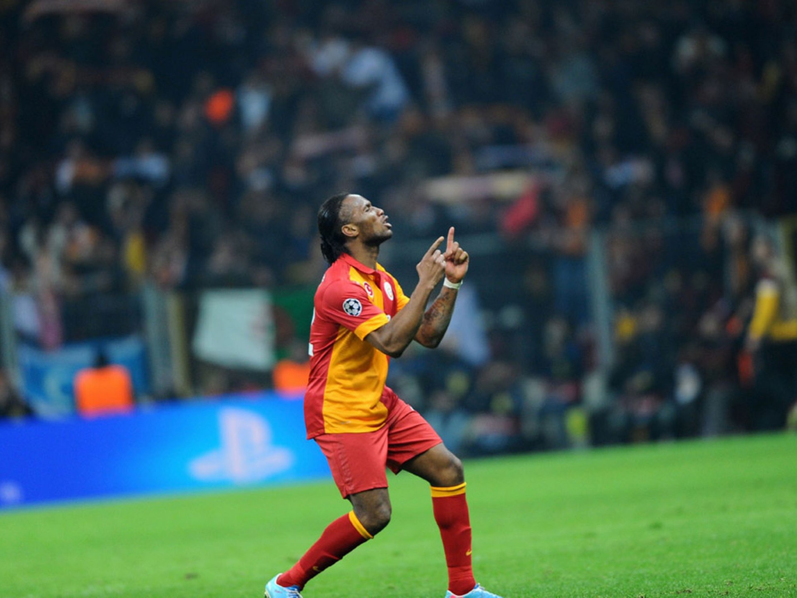 Игрок из Галатасарая Дидье Дрогба танец победы