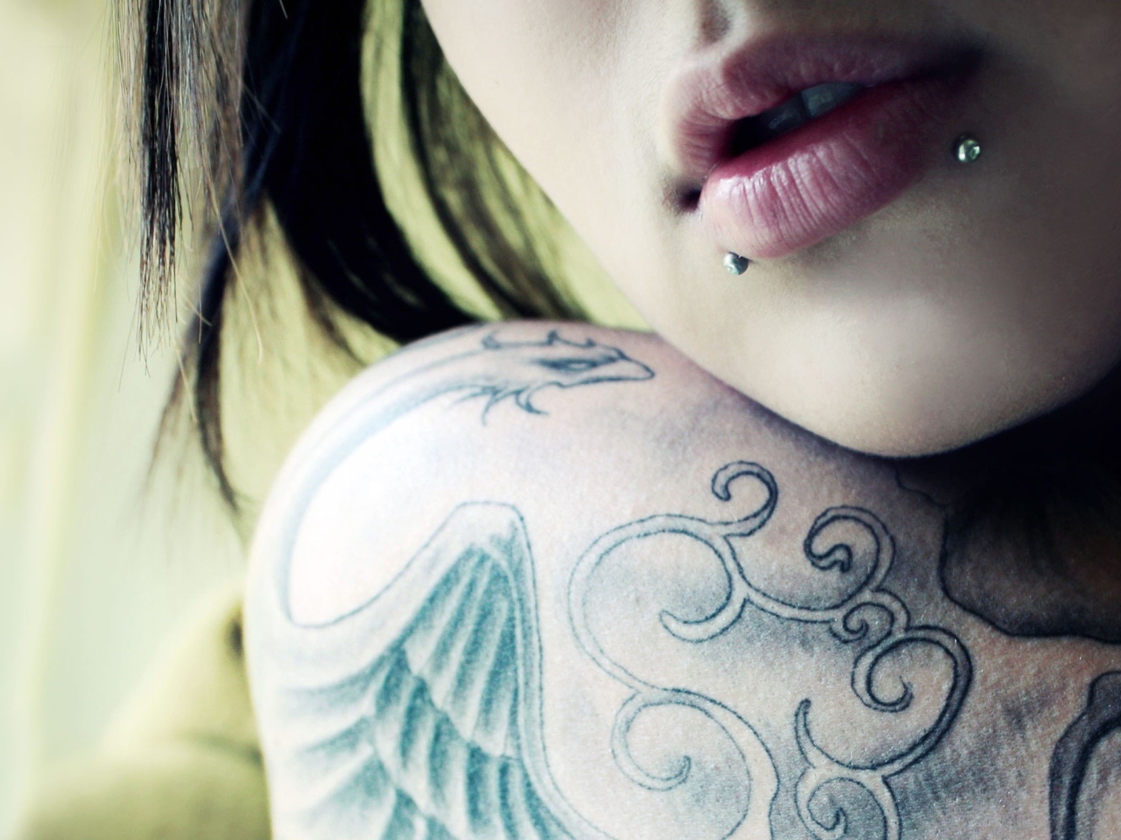 Девушка с татуировкой и пирсингом