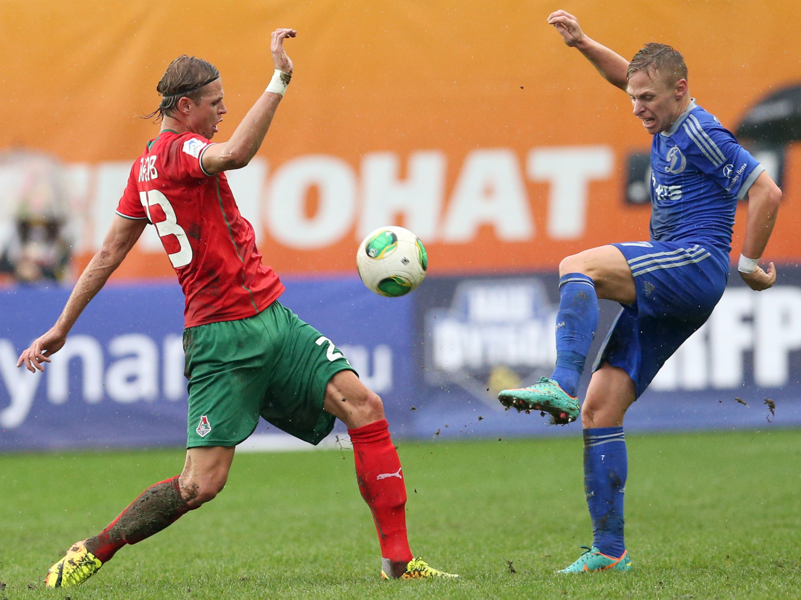 Полузащитник московского Локомотива Виталий Денисов борется за мяч