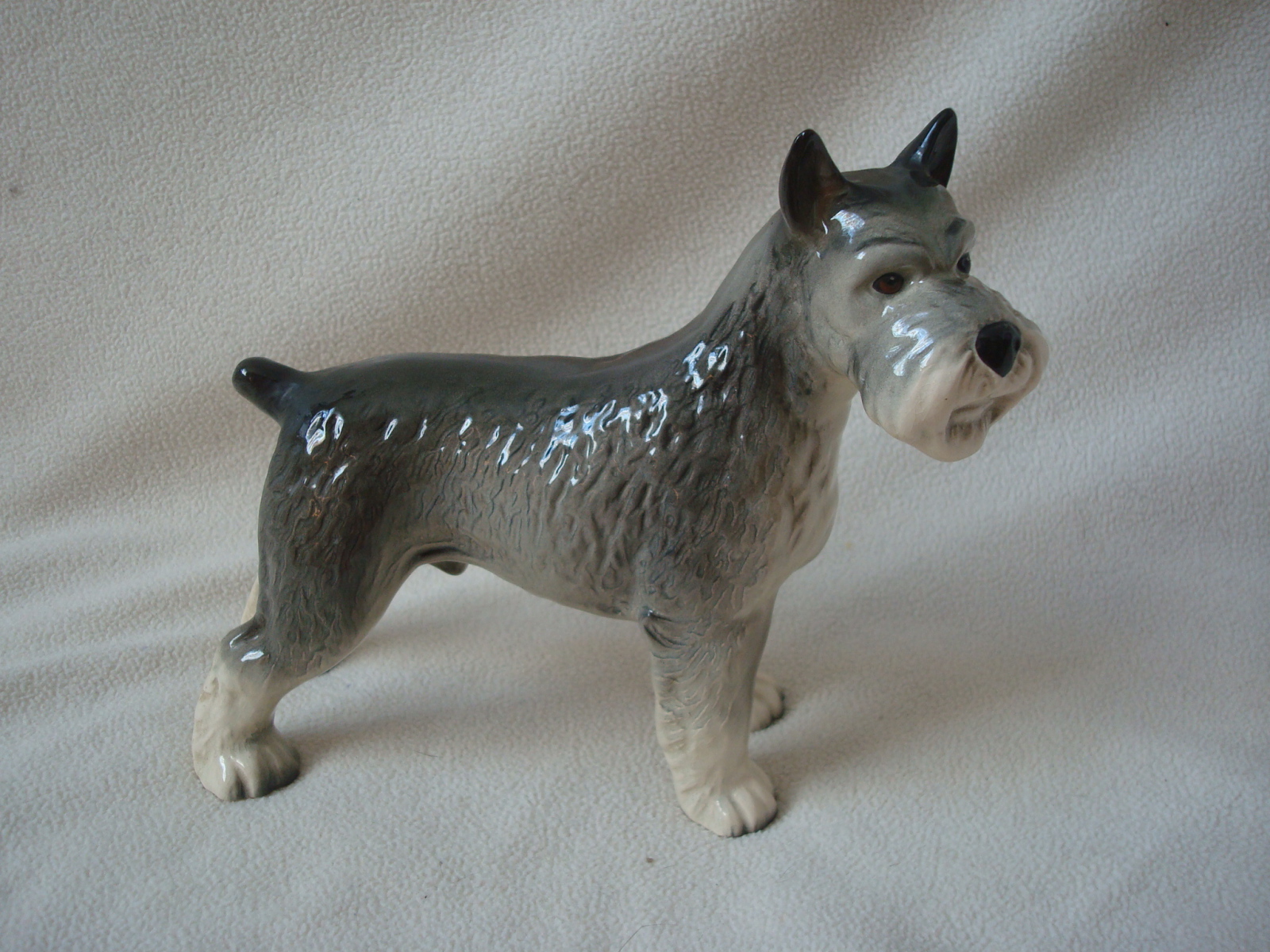 Фигурка собаки шнауцера