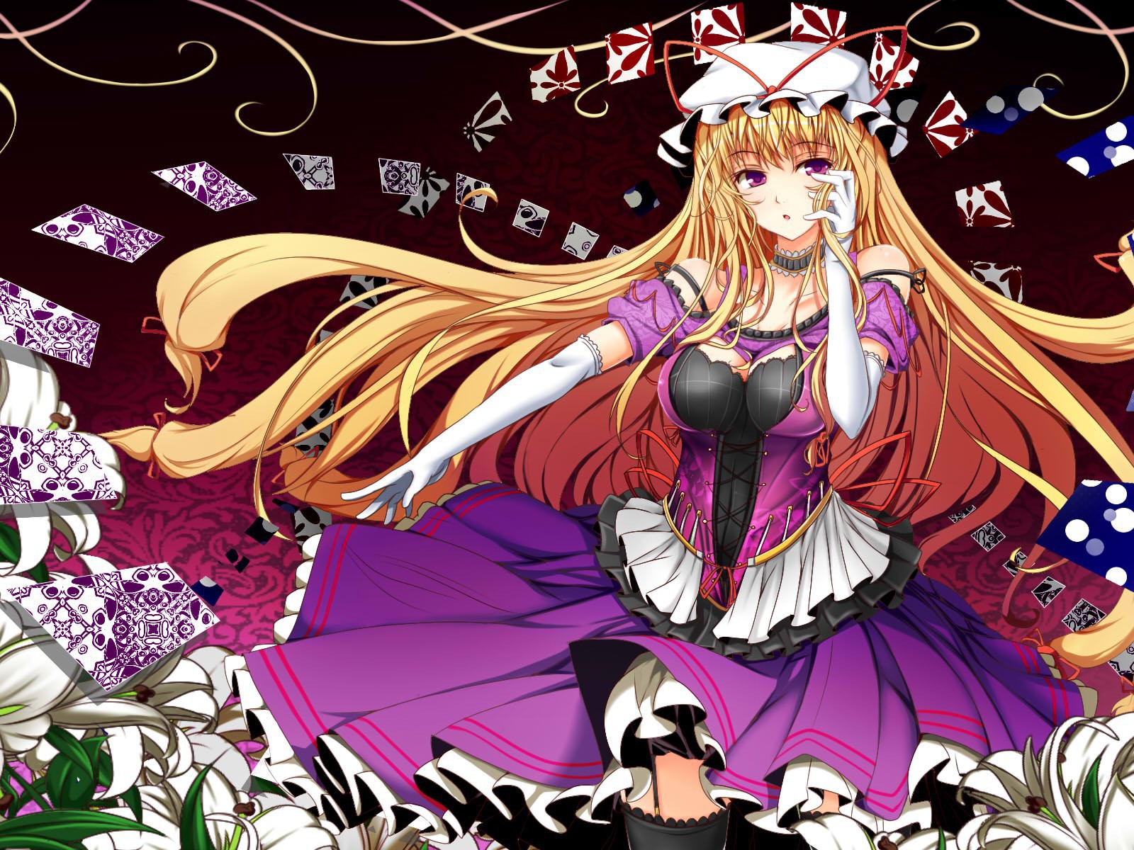 Девушка гадает на картах