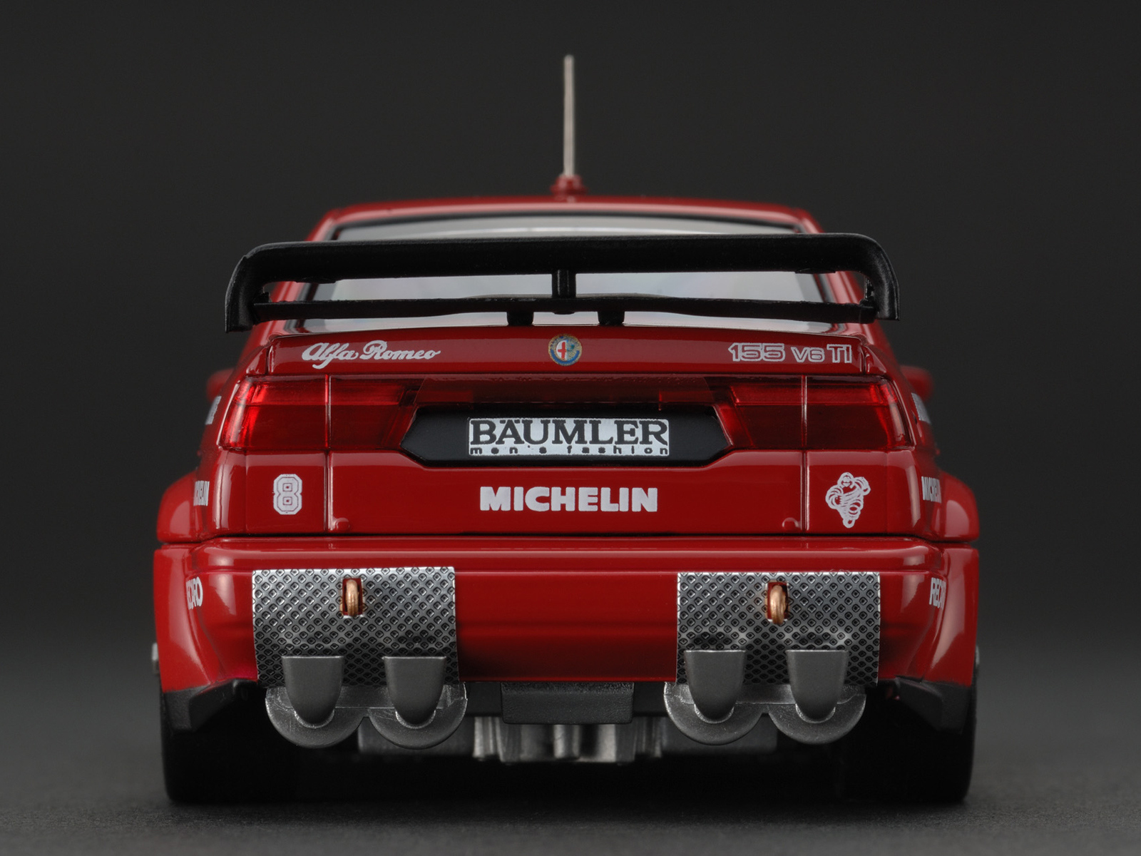 Автомобиль Alfa Romeo 155 на дороге