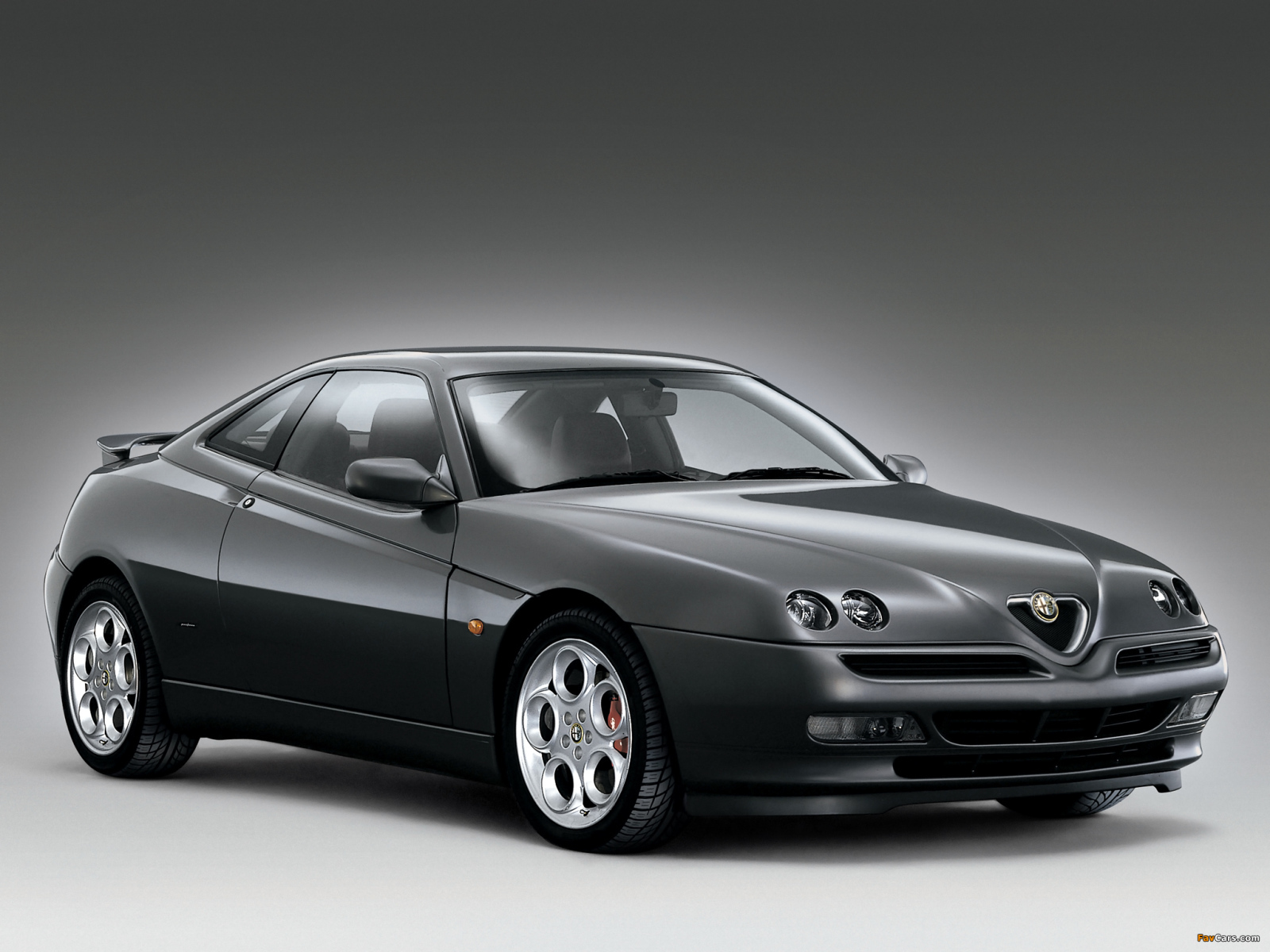 Автомобиль Alfa Romeo gtv на дороге