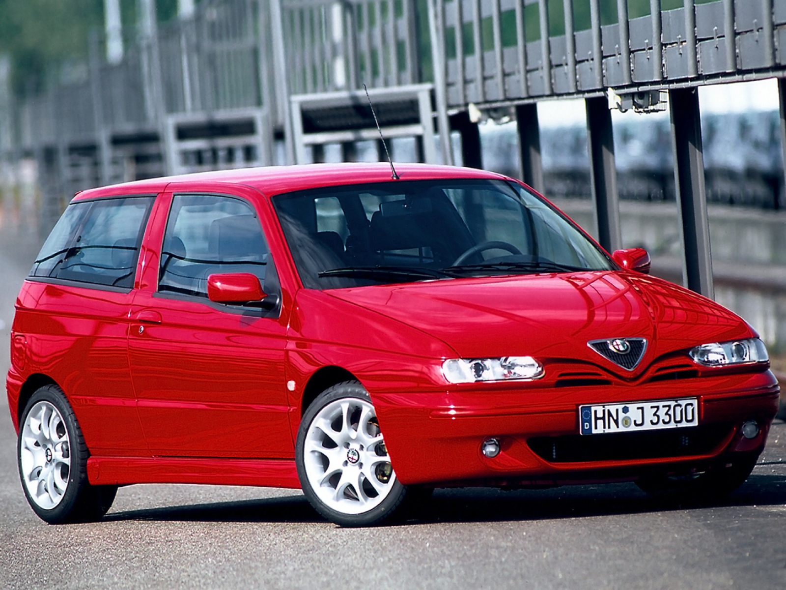 Красивый автомобиль Alfa Romeo 145