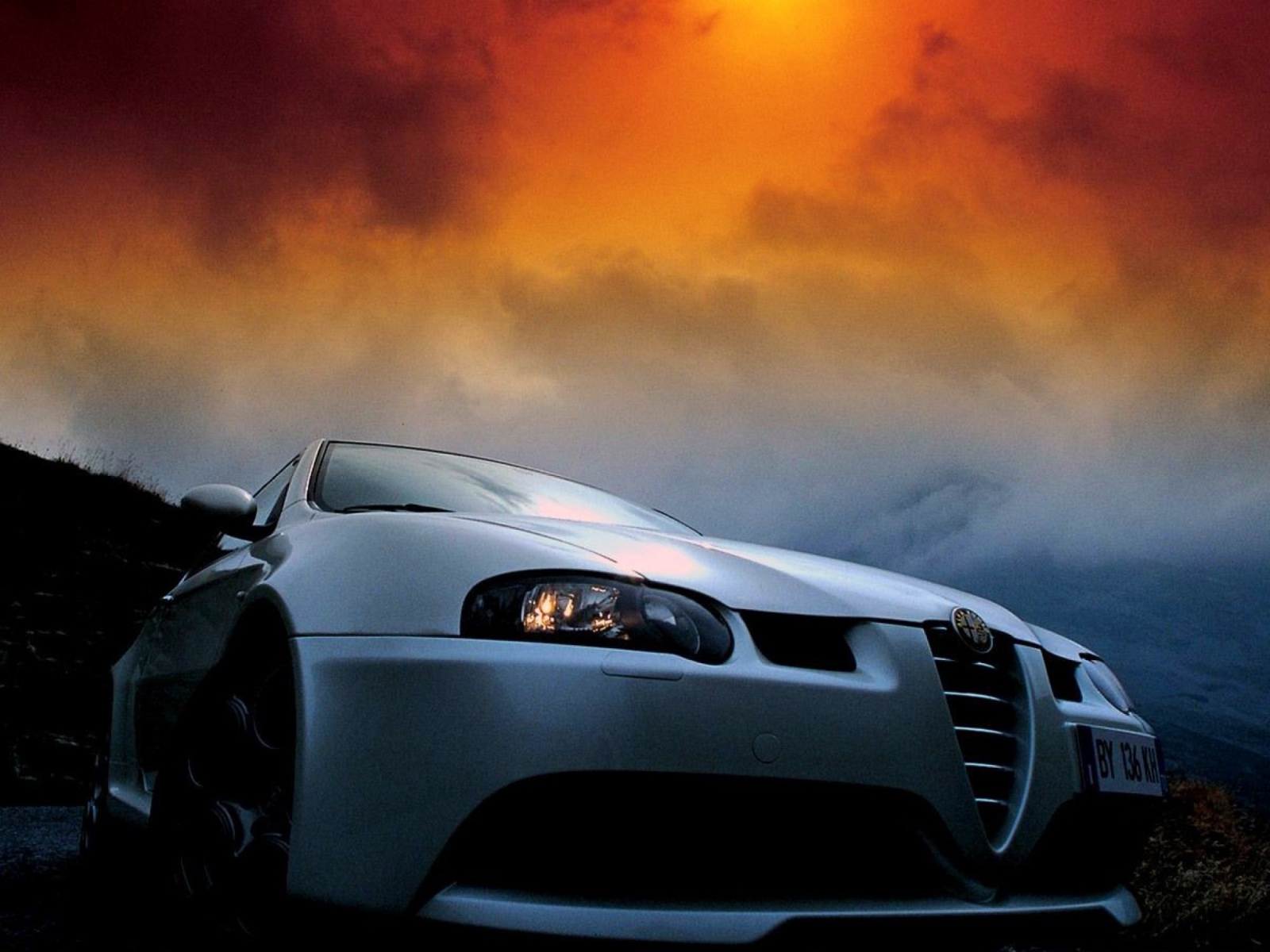 Красивый автомобиль Alfa Romeo 147