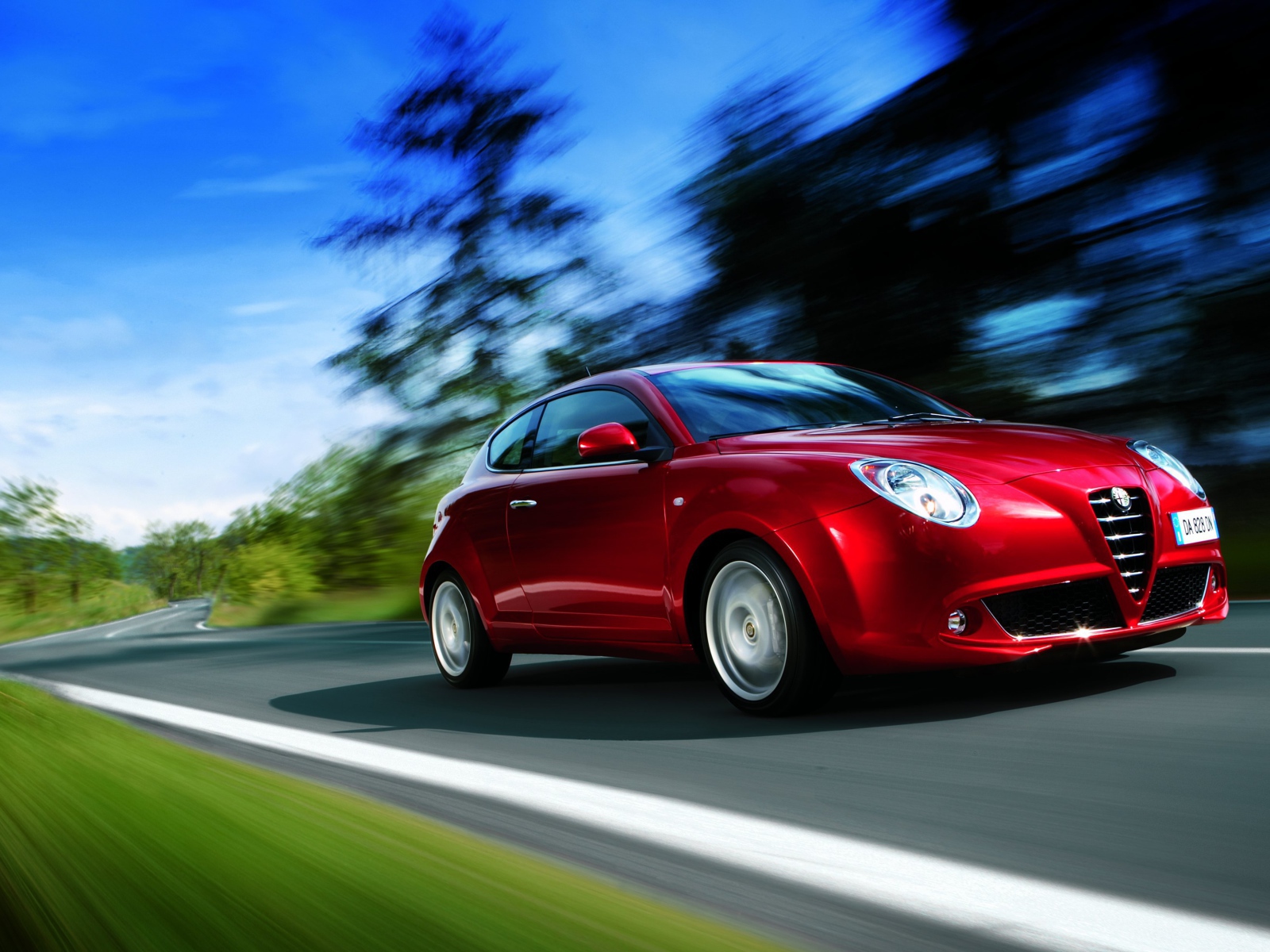 Красивый автомобиль Alfa Romeo mito