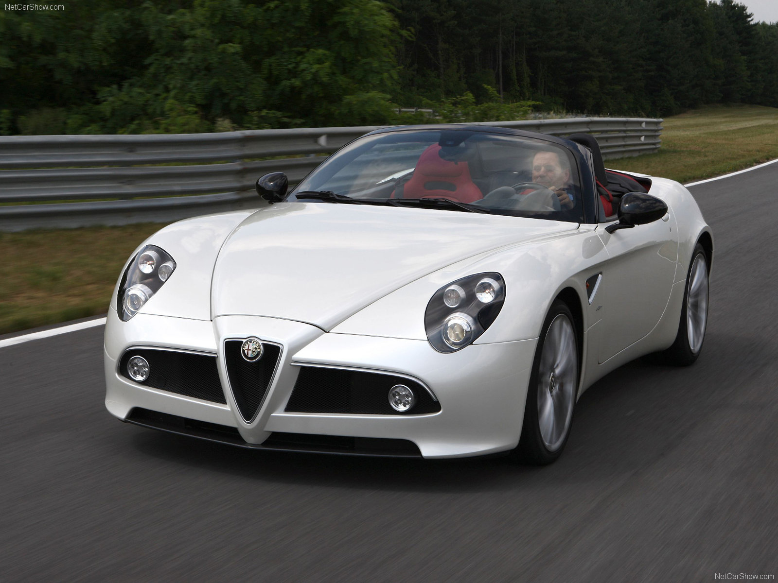 Автомобиль Alfa Romeo 8c spider на дороге