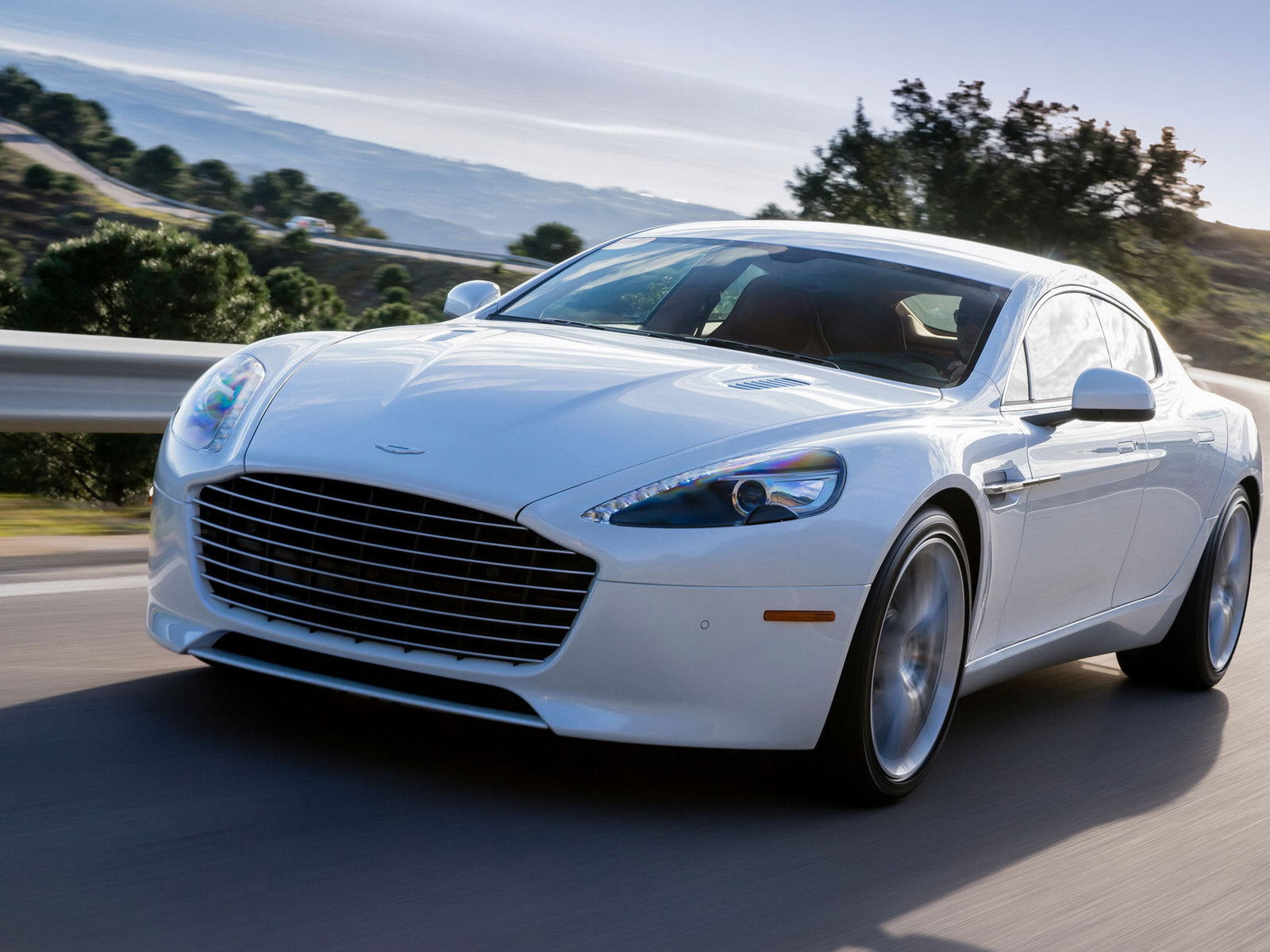Автомобиль Aston Martin 2014 на дороге