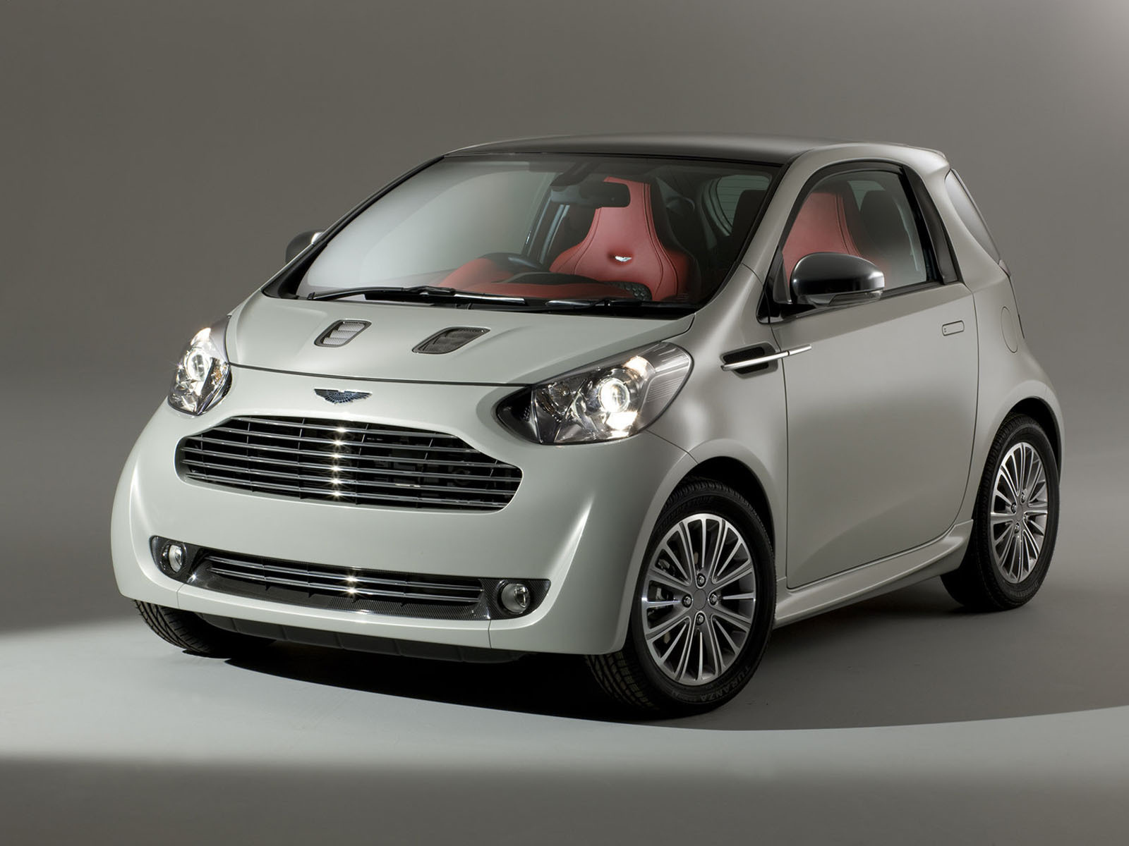 Красивый автомобиль Aston Martin cygnet