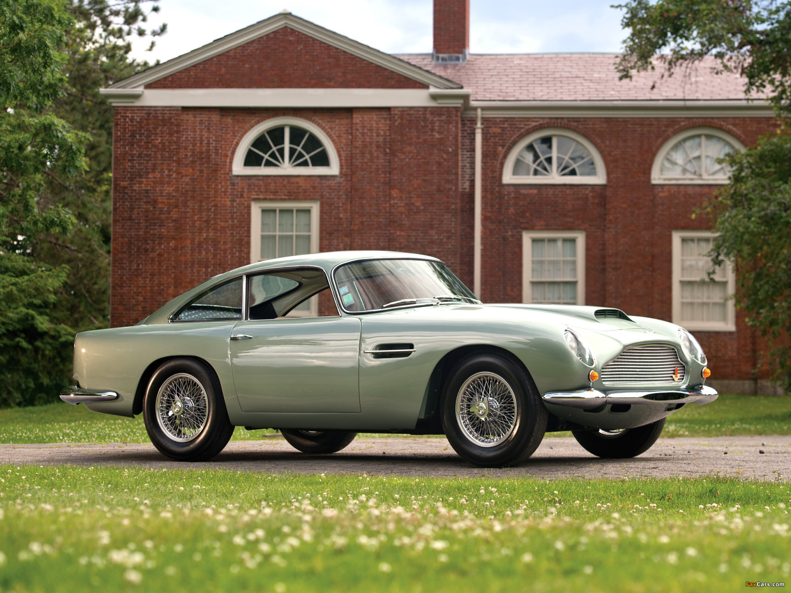 Красивый автомобиль Aston Martin db4