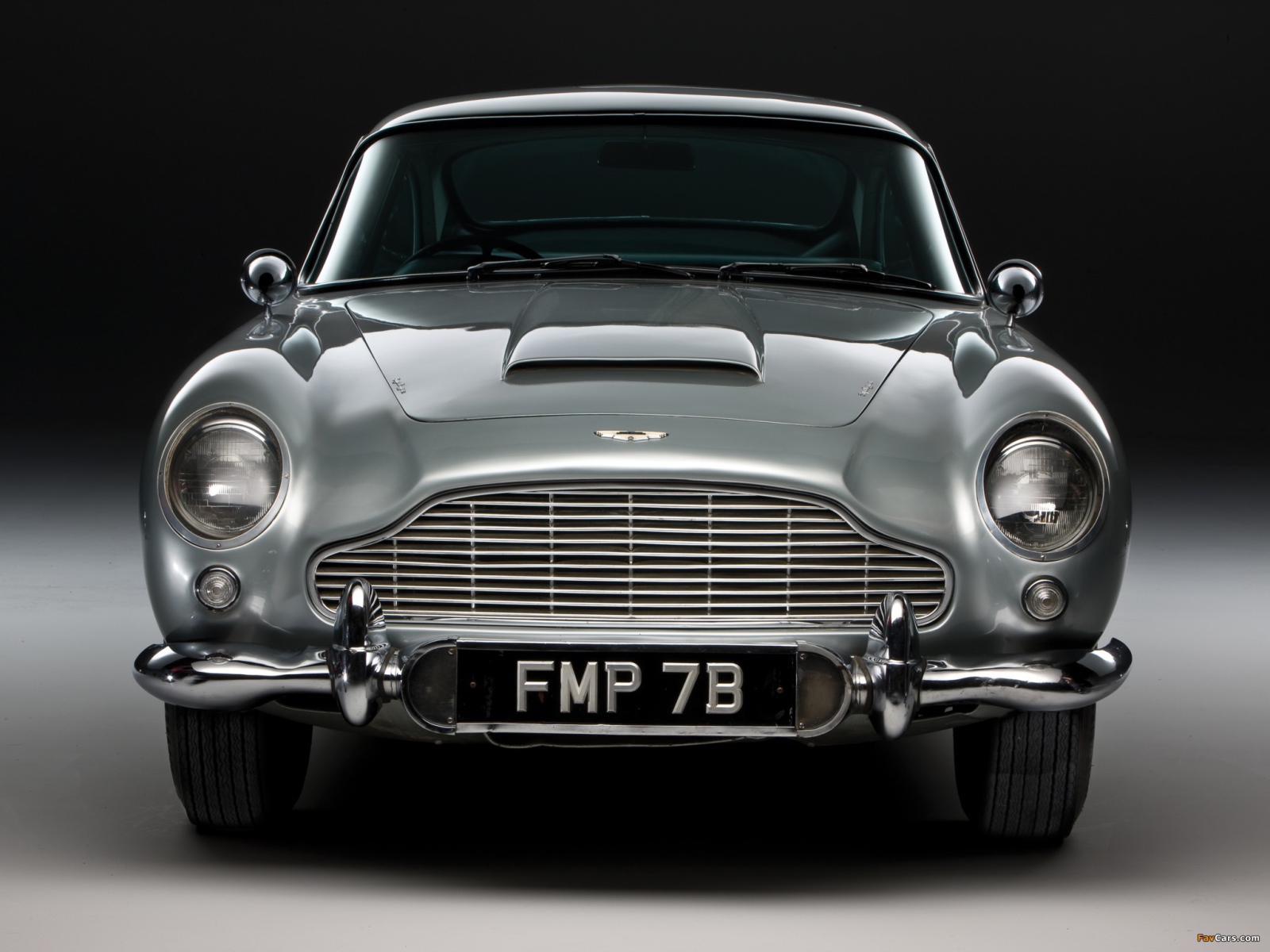 Красивый автомобиль Aston Martin db5
