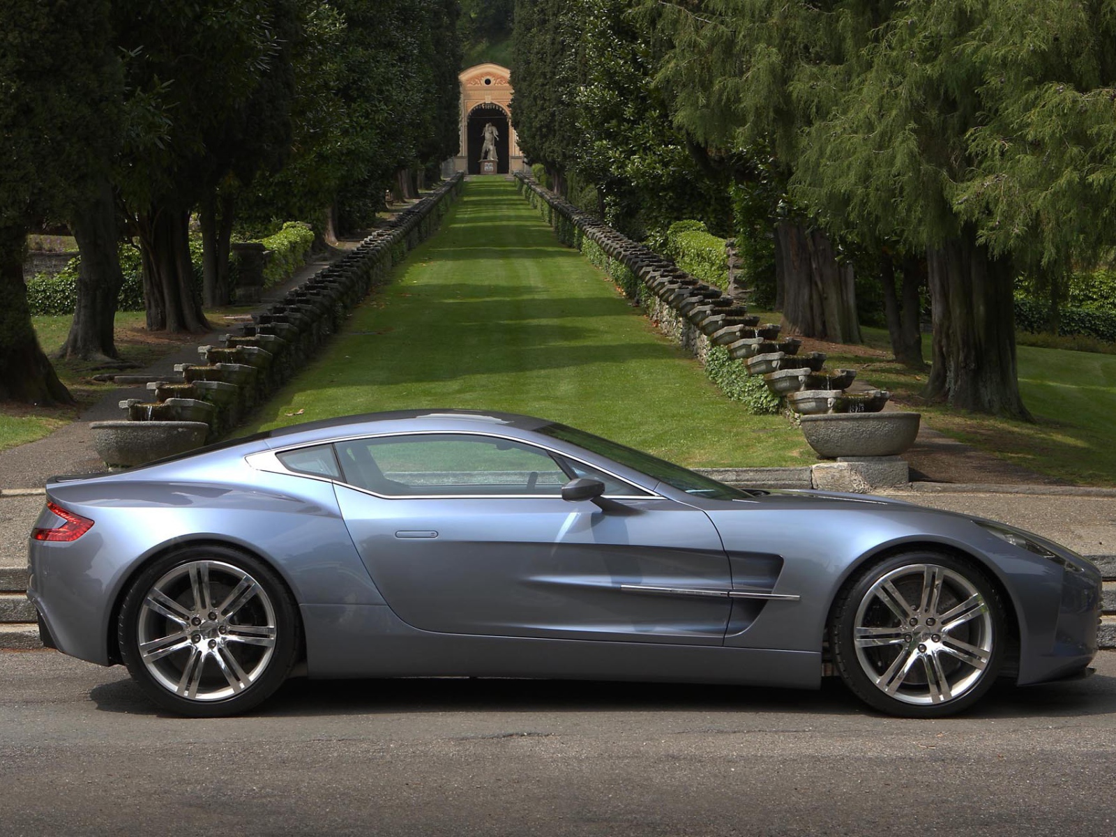 Красивый автомобиль Aston Martin one 77