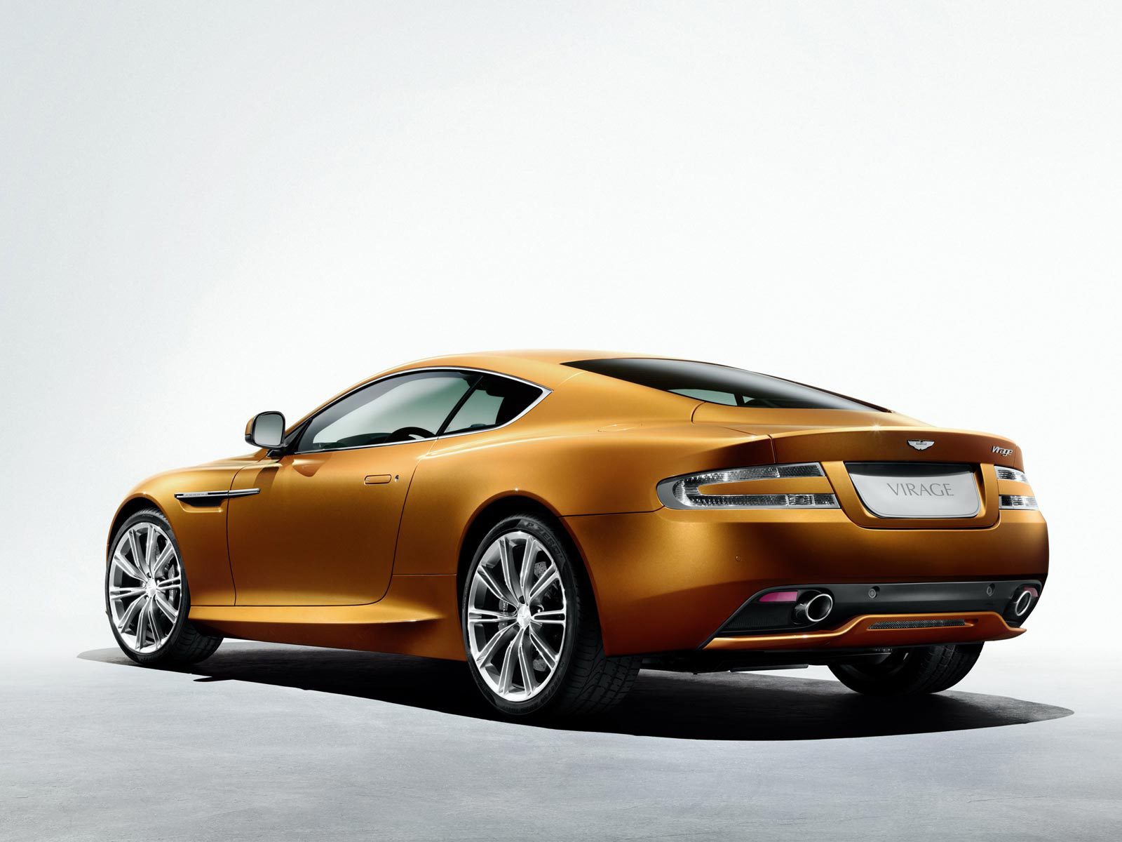 Красивый автомобиль Aston Martin virage в Москве