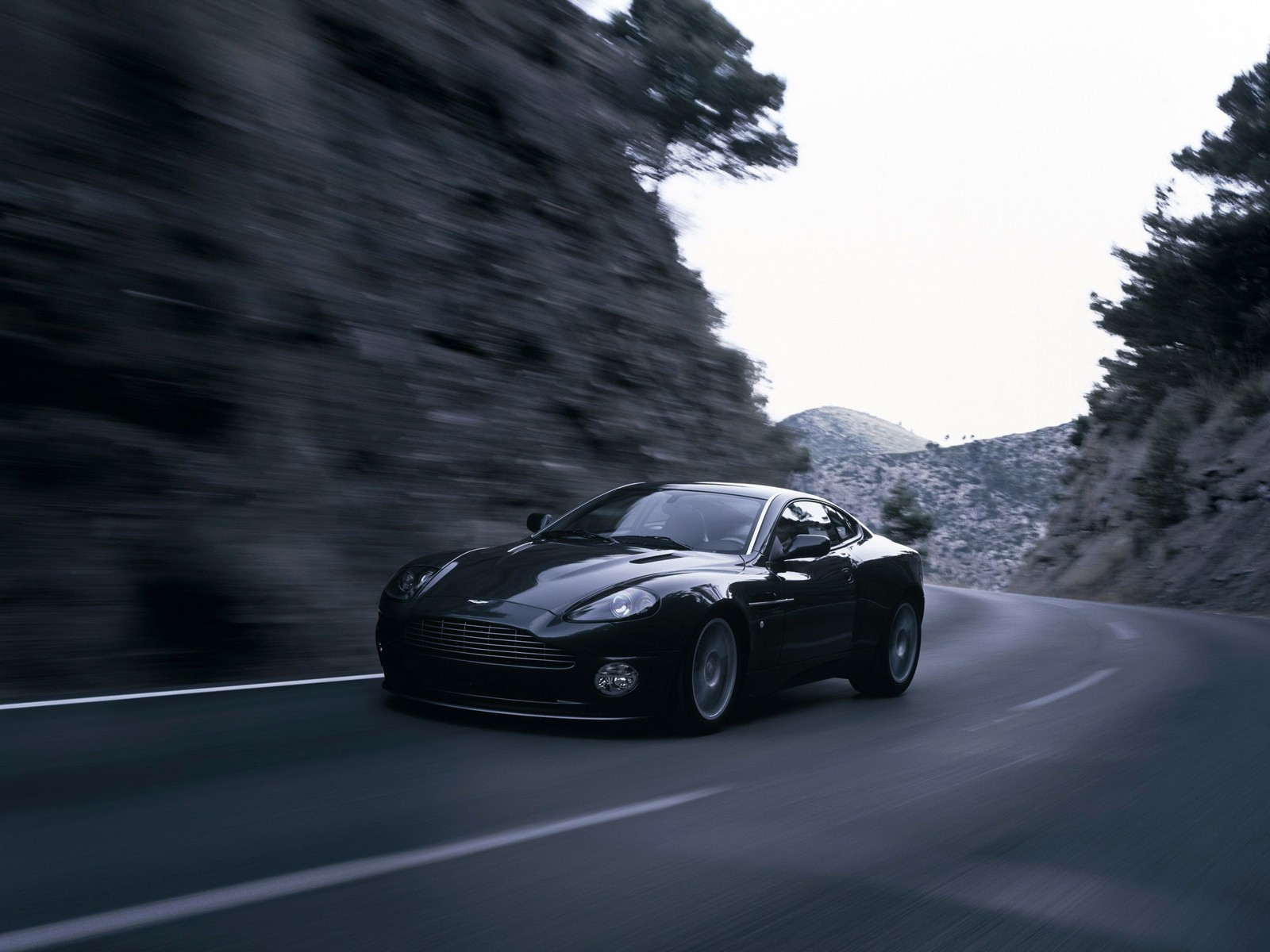 Дизайн автомобиля Aston Martin v12