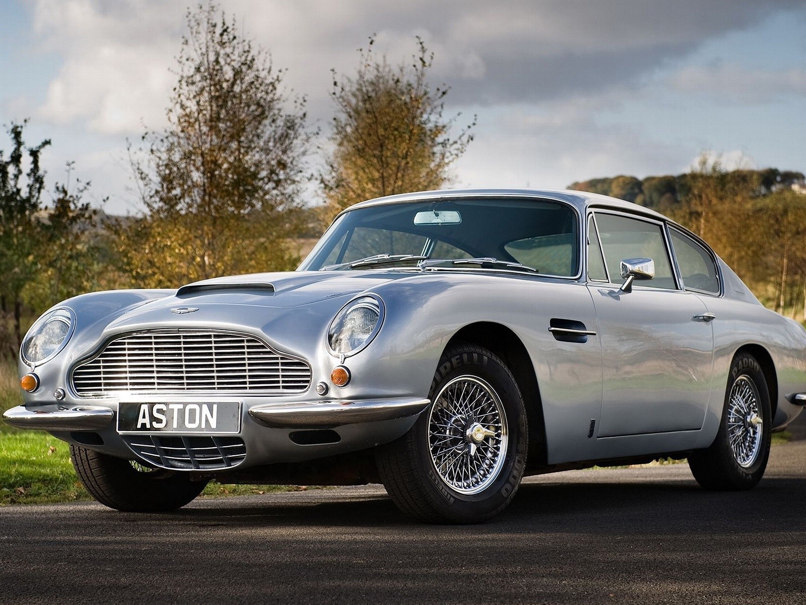 Новый автомобиль Aston Martin db5