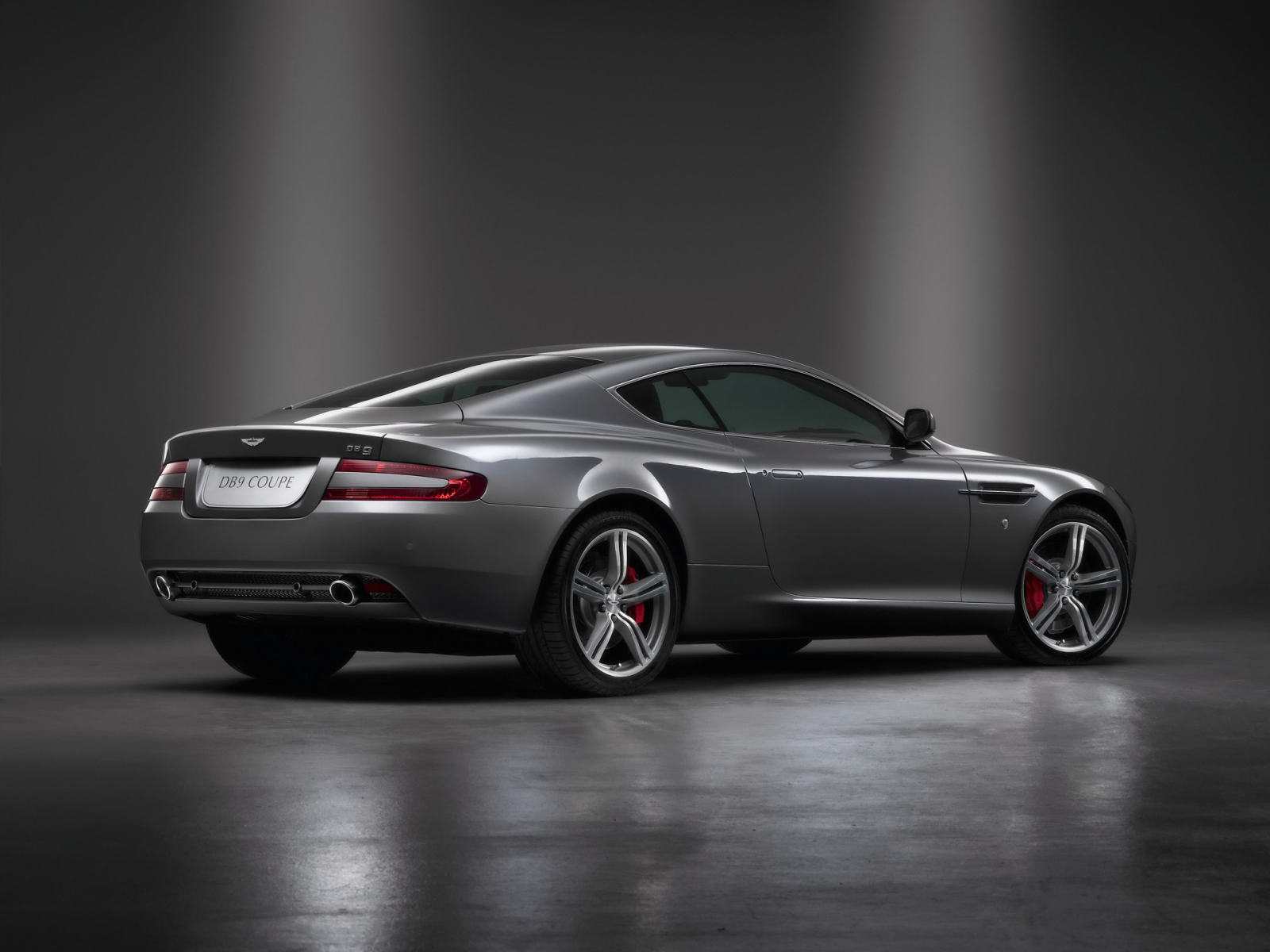 Новый автомобиль Aston Martin db9