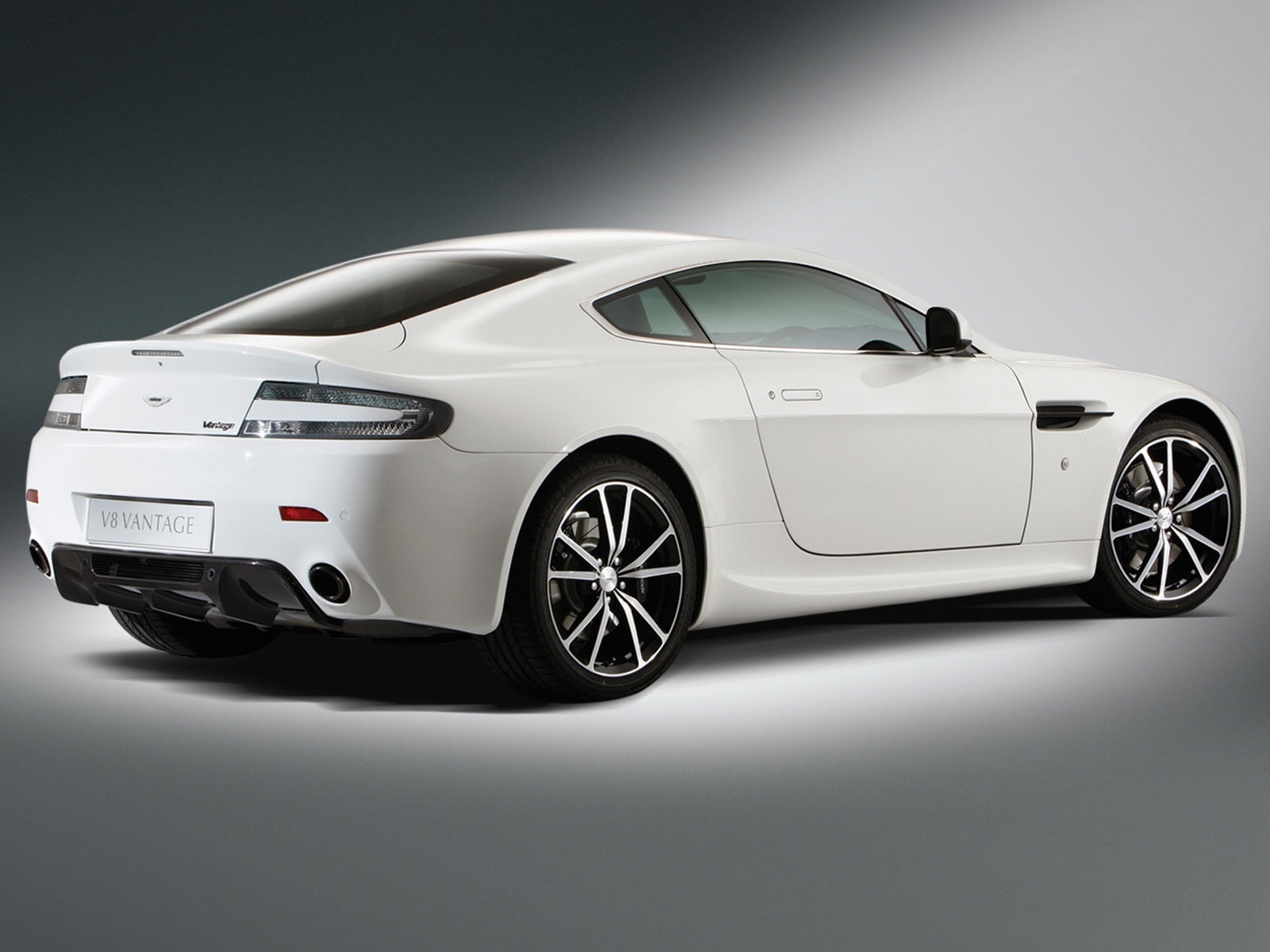 Фото автомобиля Aston Martin v8 vantage