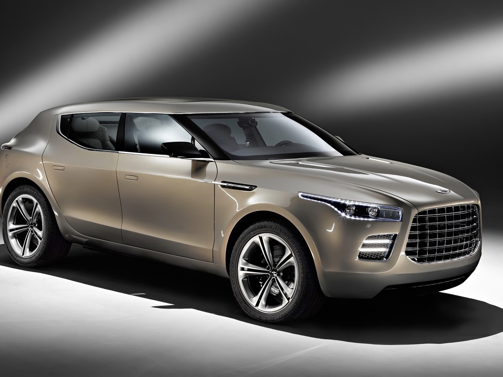 Новая машина Aston Martin lagonda