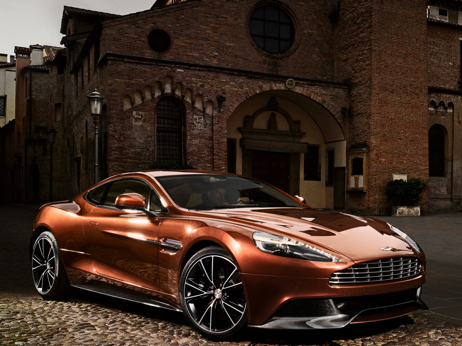 Новая машина Aston Martin vanquish