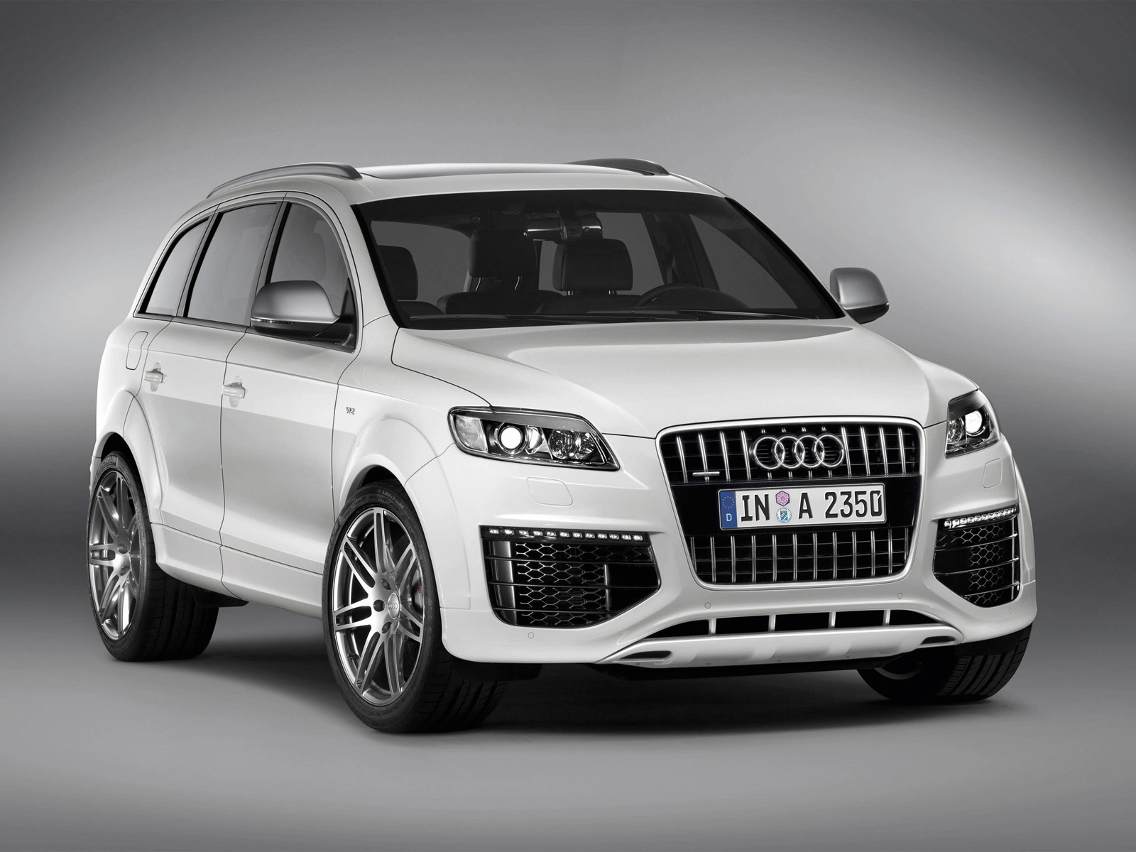 Автомобиль Audi q5 на дороге