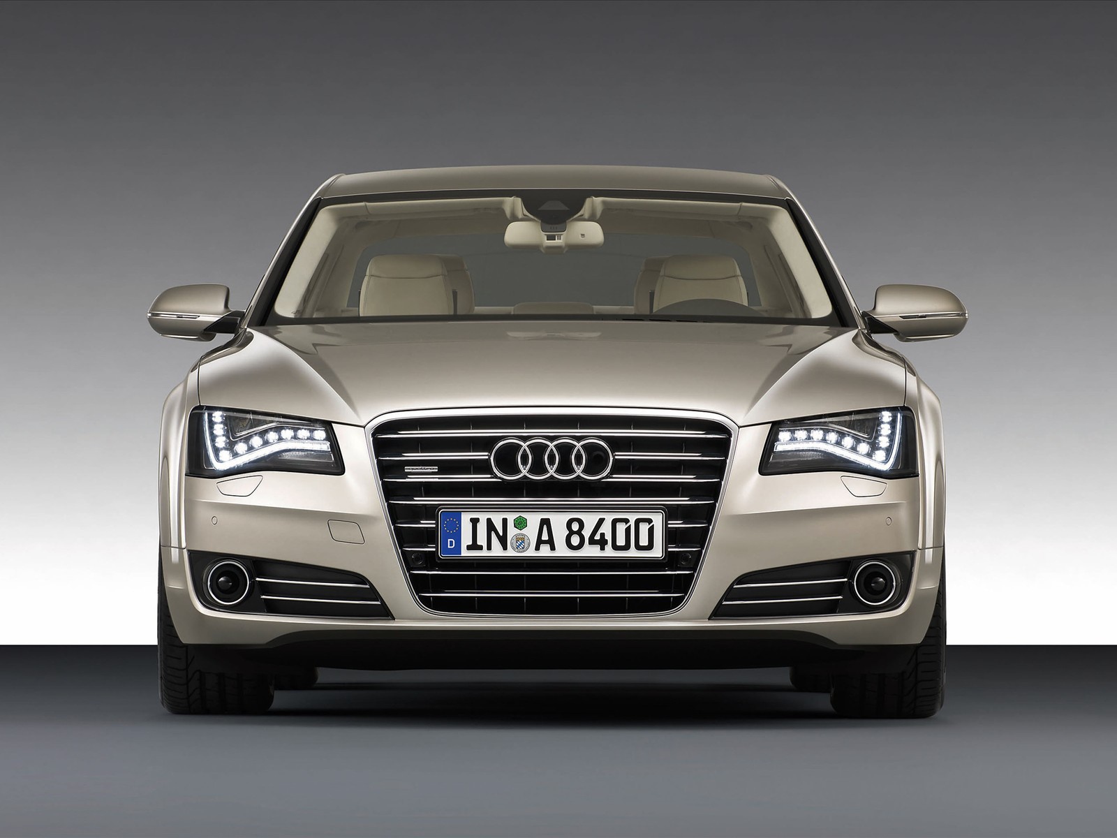 Красивый автомобиль Audi a8 в Москве