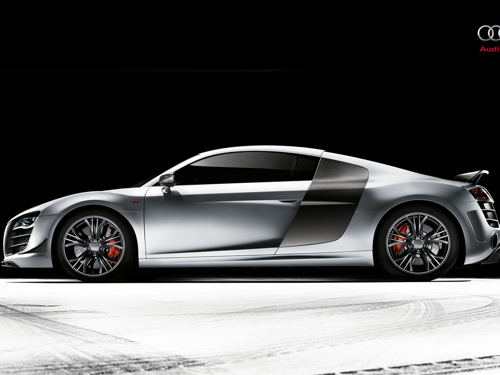 Красивый автомобиль Audi quattro в Москве