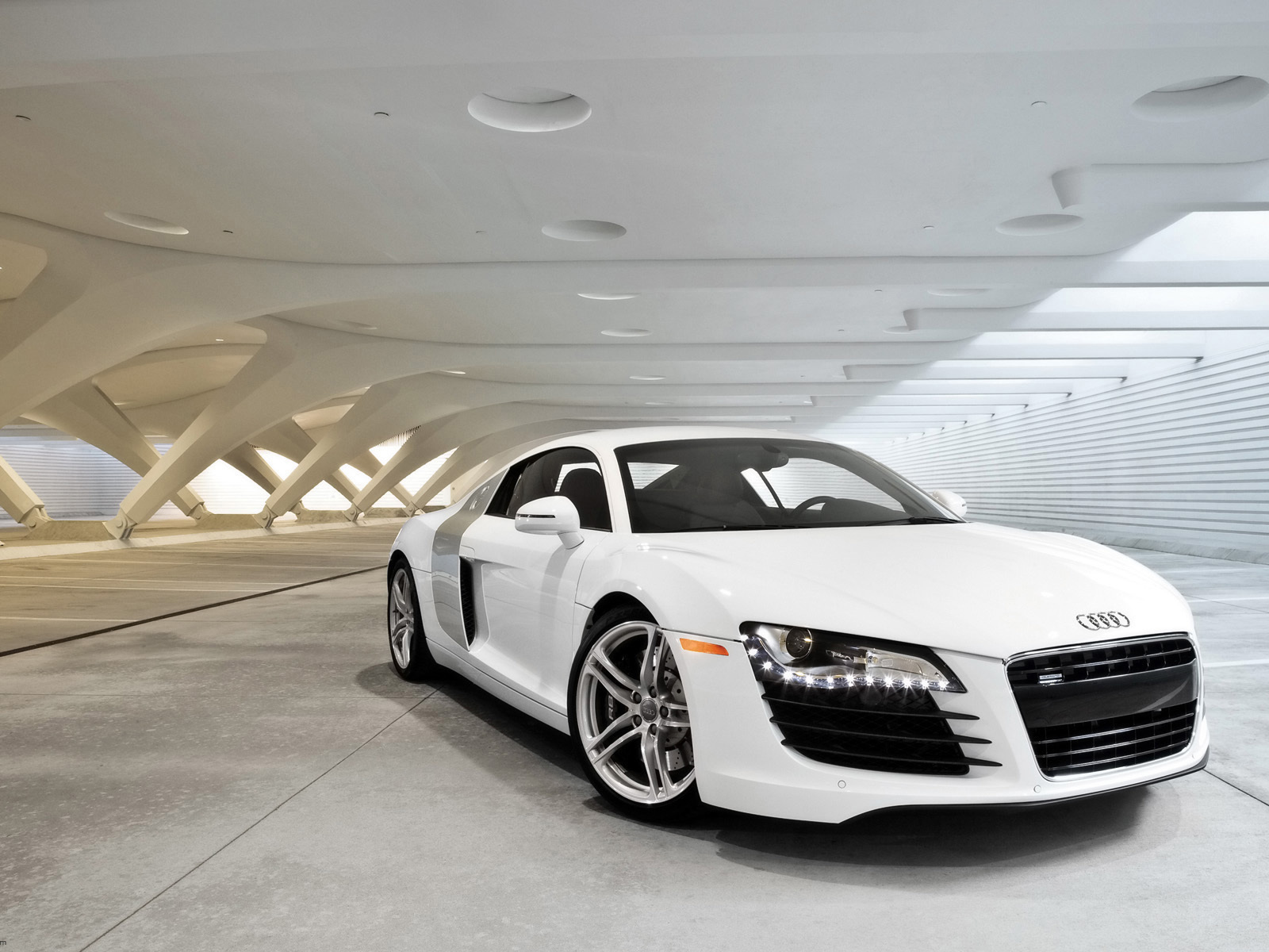 Красивый автомобиль Audi r8 в Москве