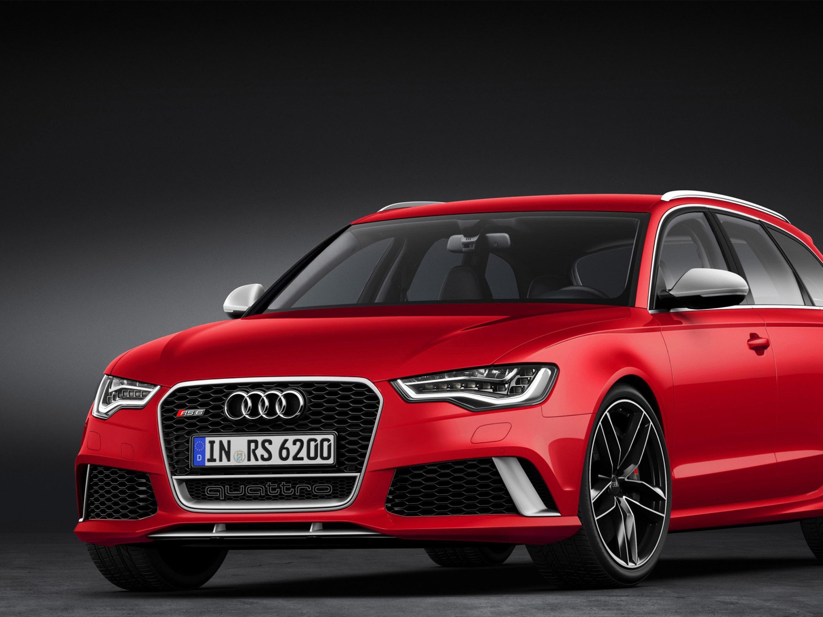 Автомобиль Audi RS Q3 2014 года на дороге