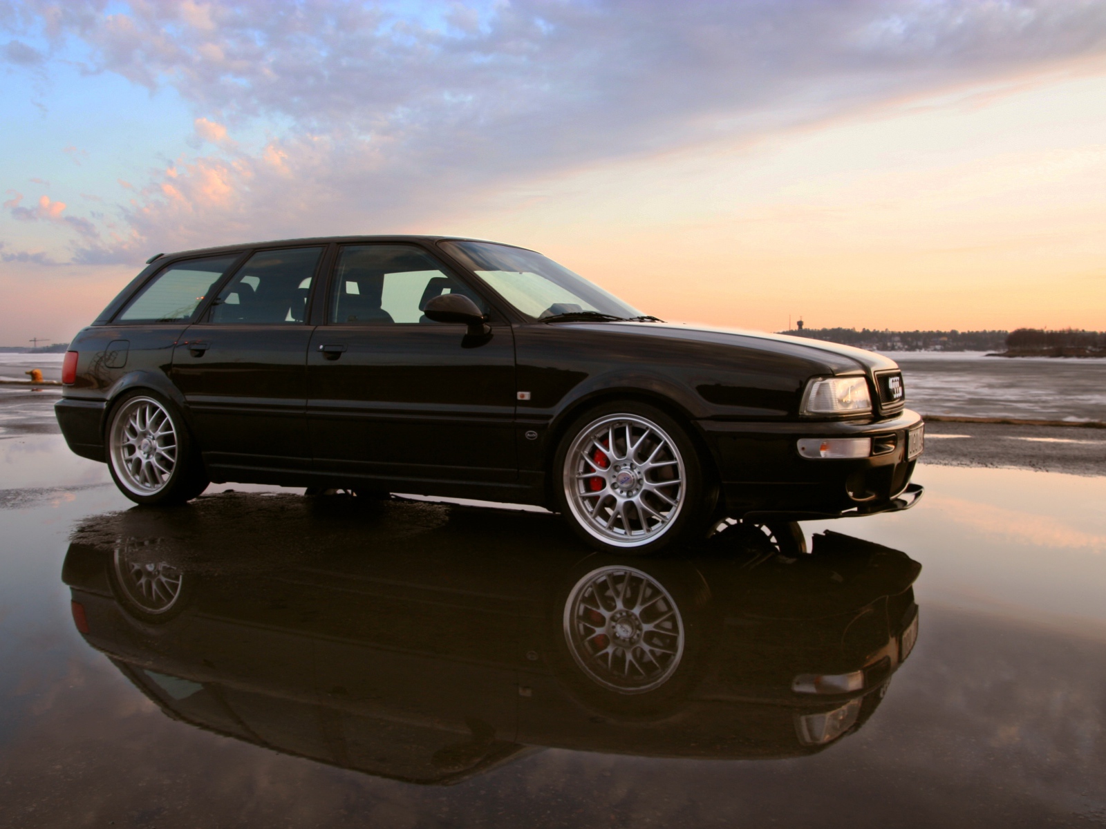 Автомобиль марки Audi модели 80