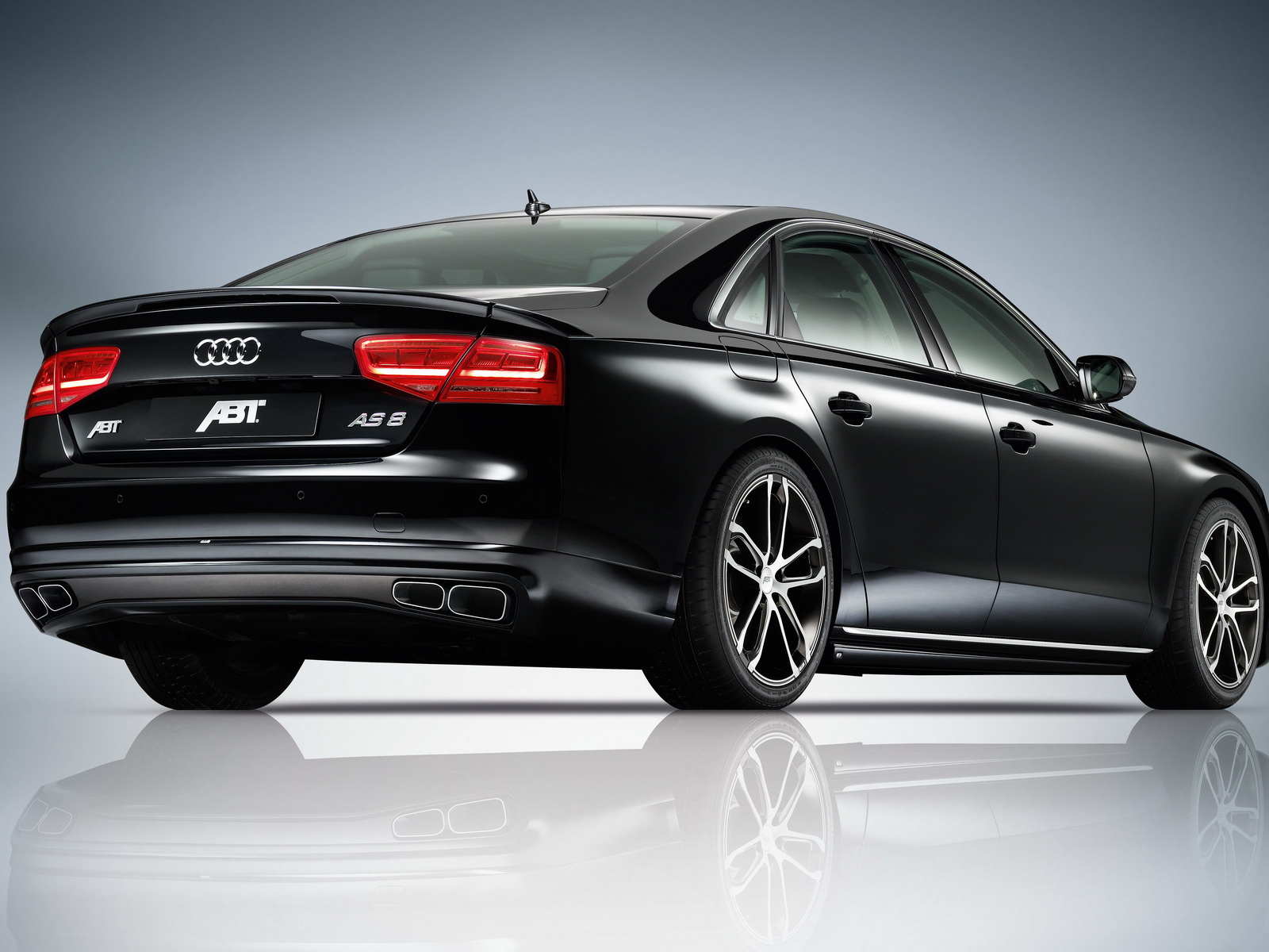 Автомобиль марки Audi модели a8