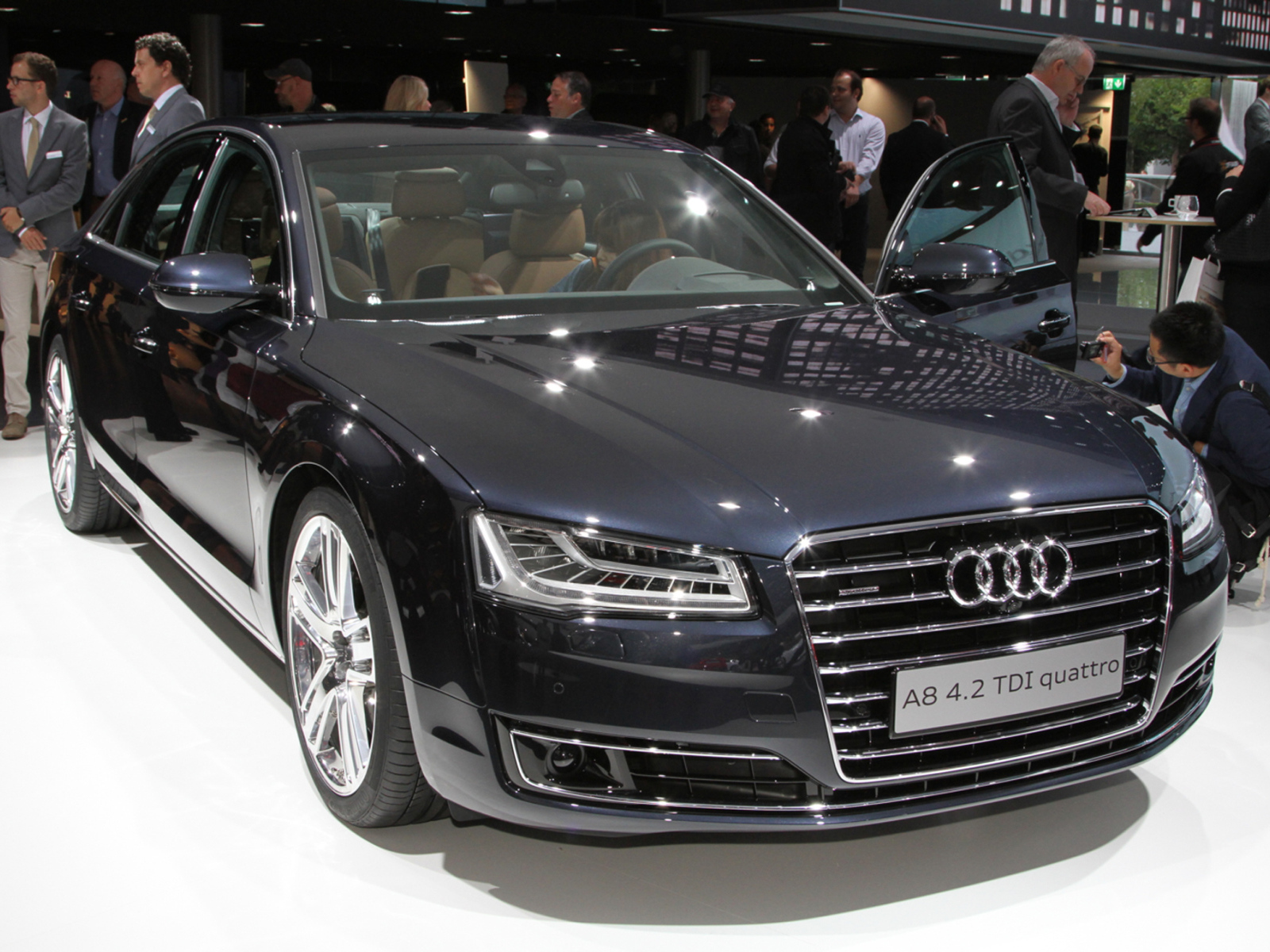 Новый автомобиль Audi A8 2014
