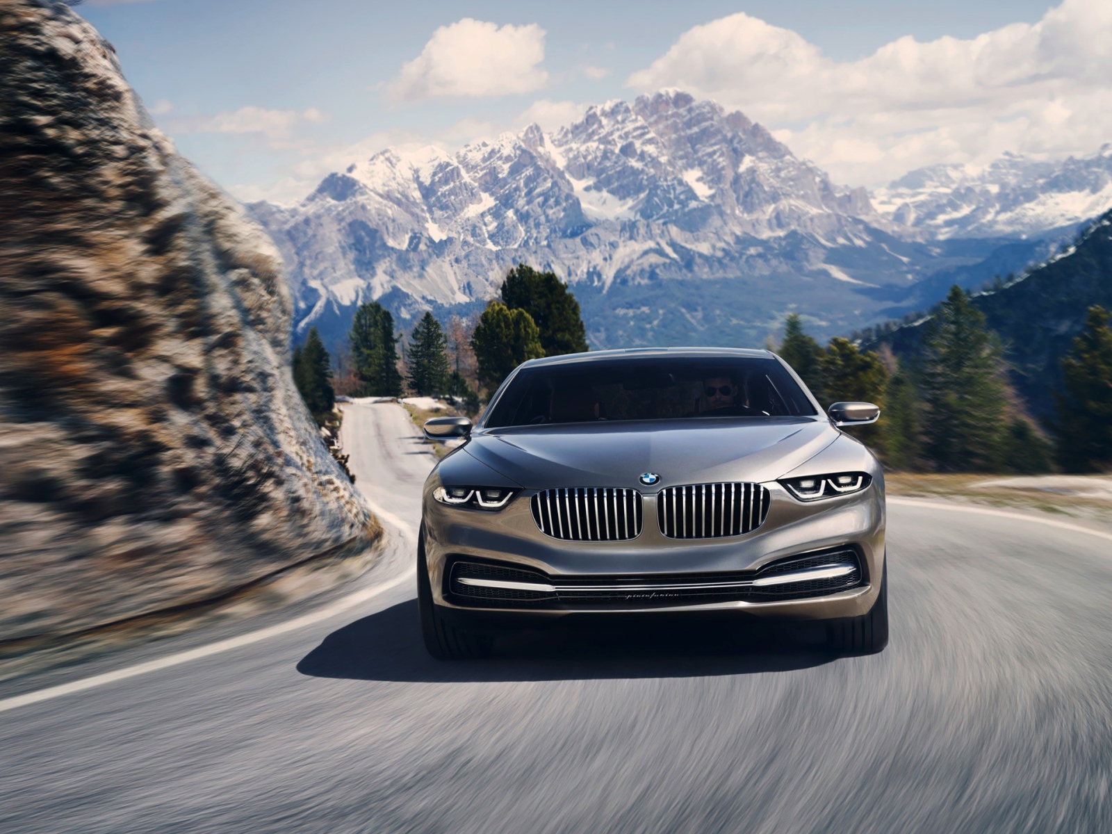 BMW на горной дороге