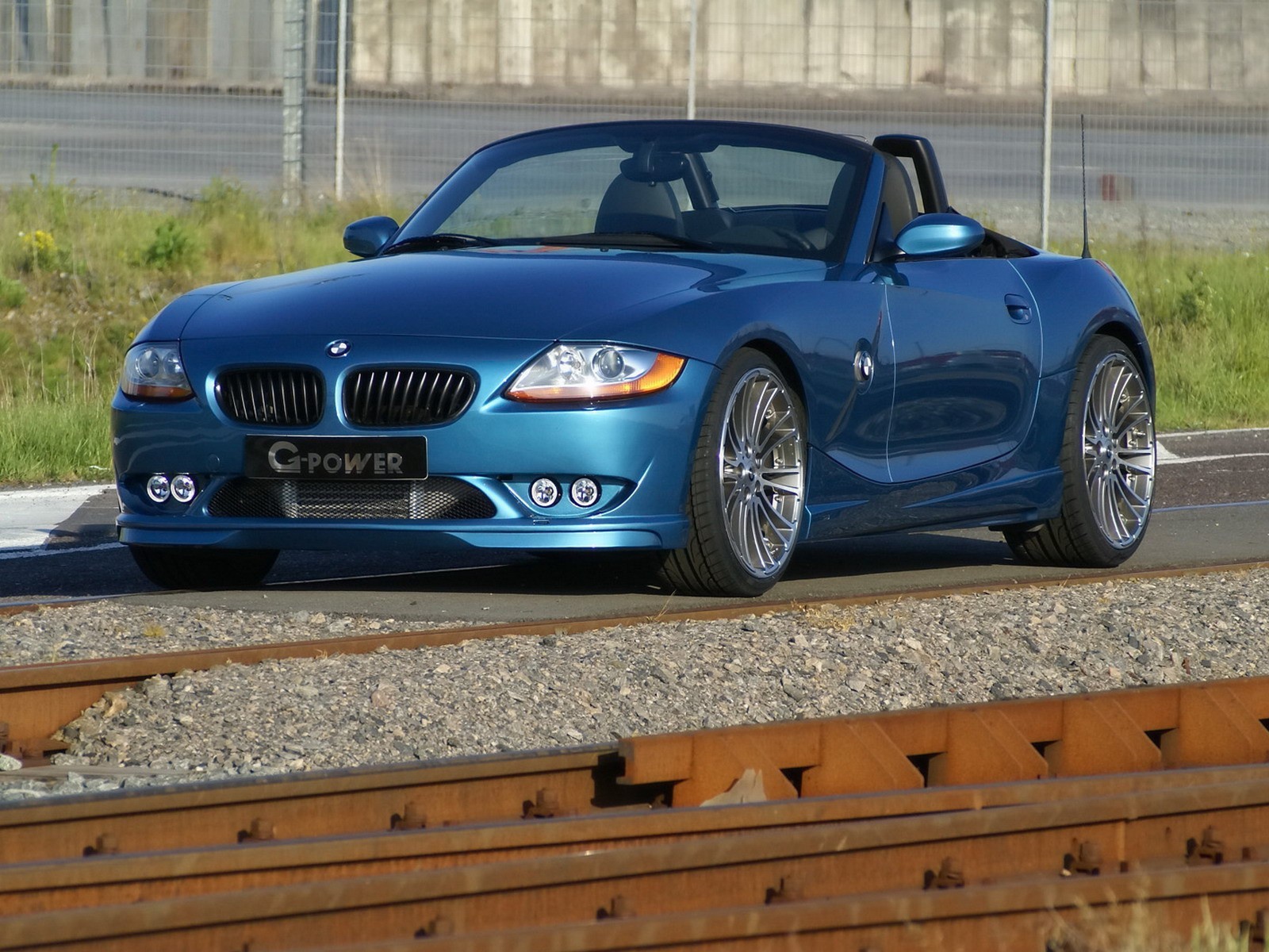 BMW у железной дороги