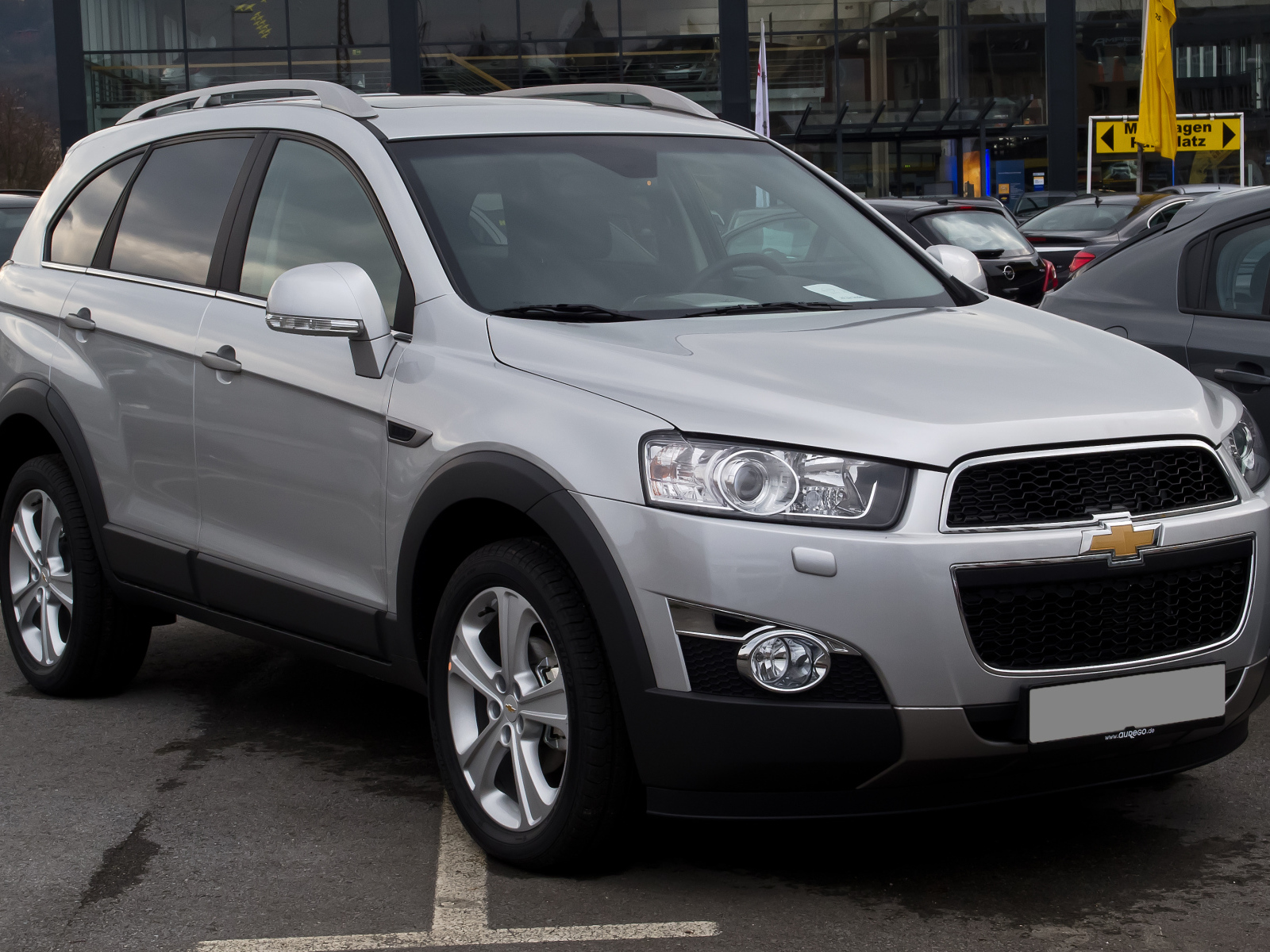 Автомобиль Chevrolet Captiva 2014 на дороге
