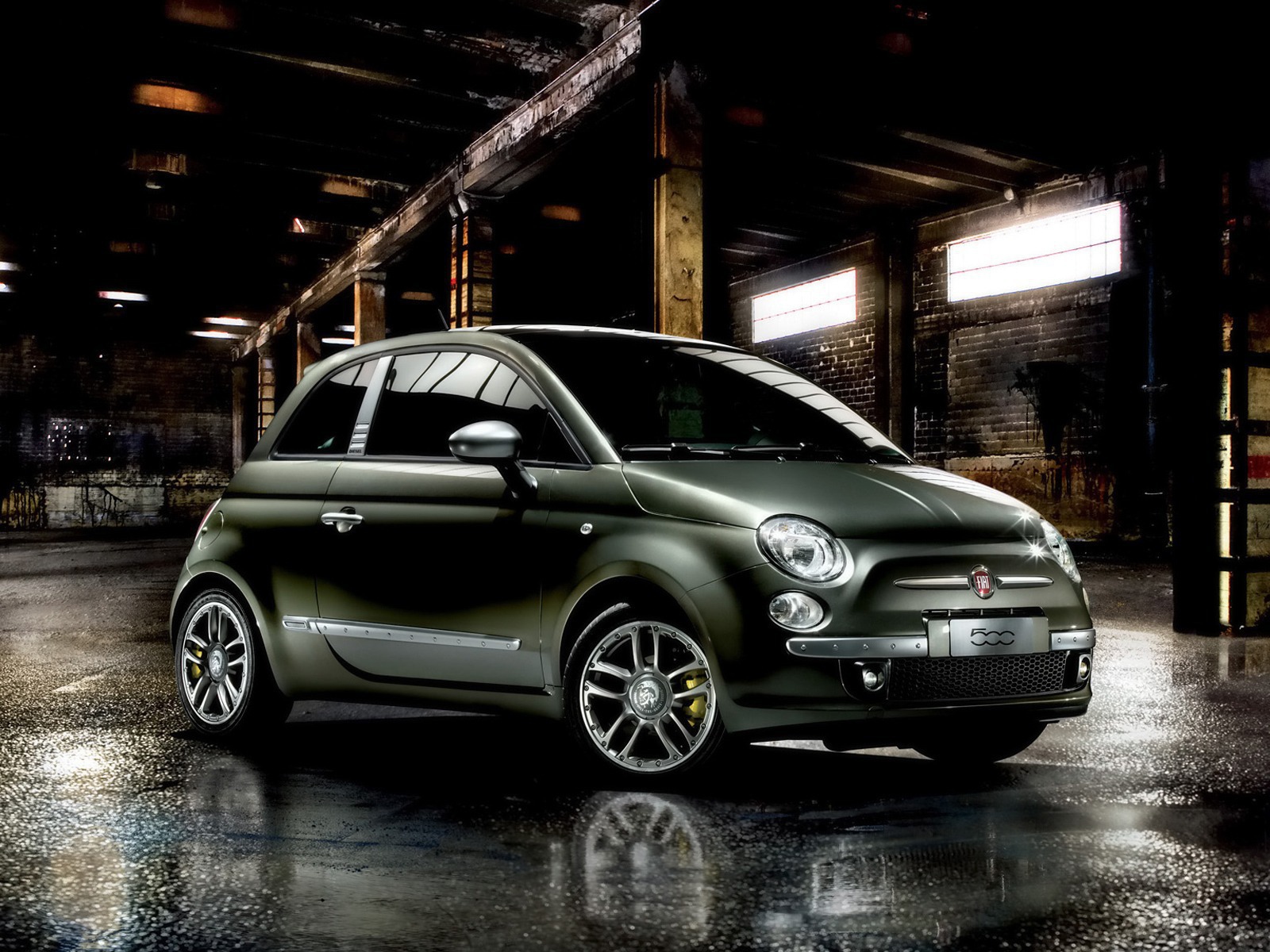 Красивый автомобиль Fiat 500