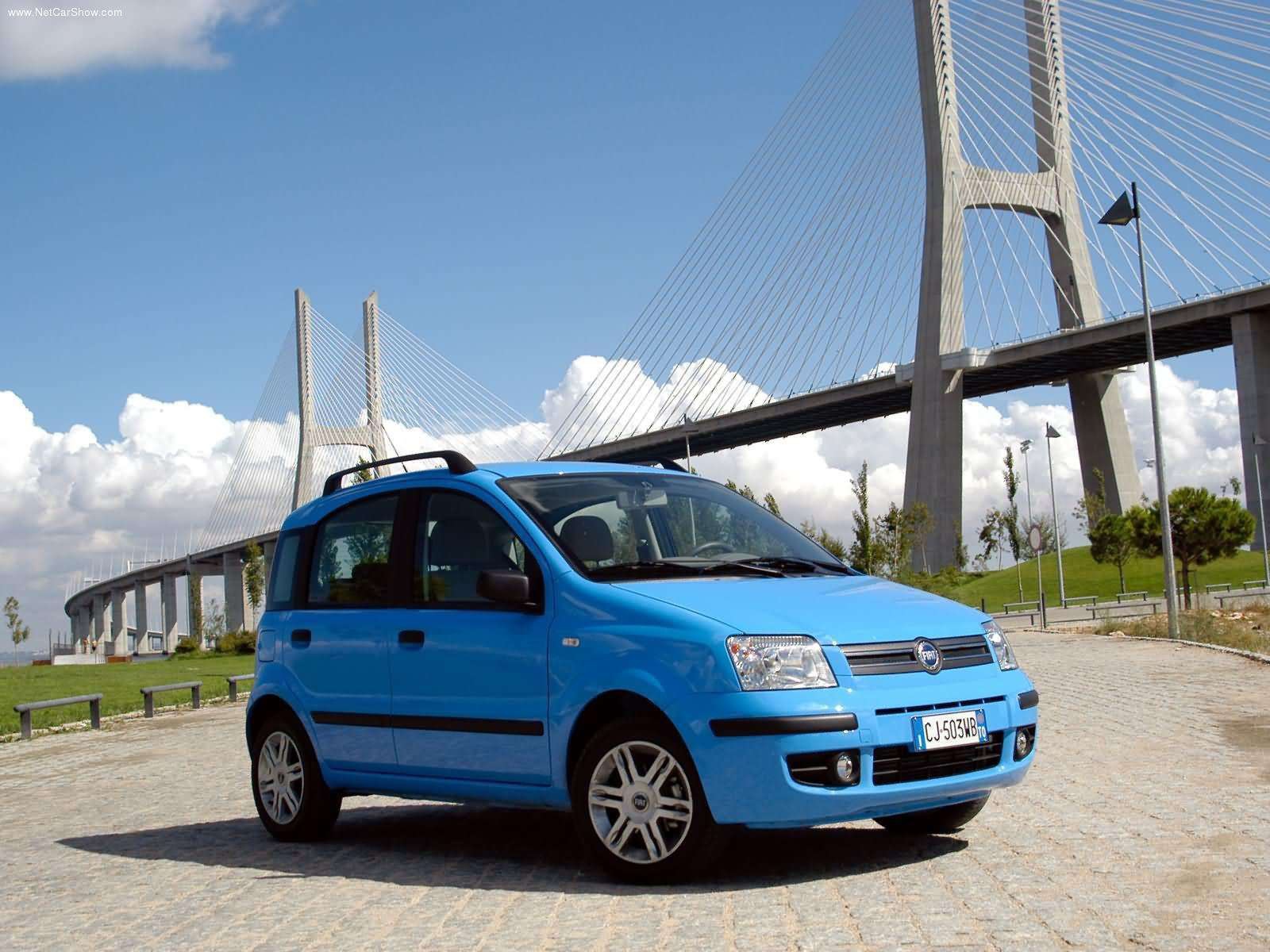 Автомобиль Fiat Panda на дороге