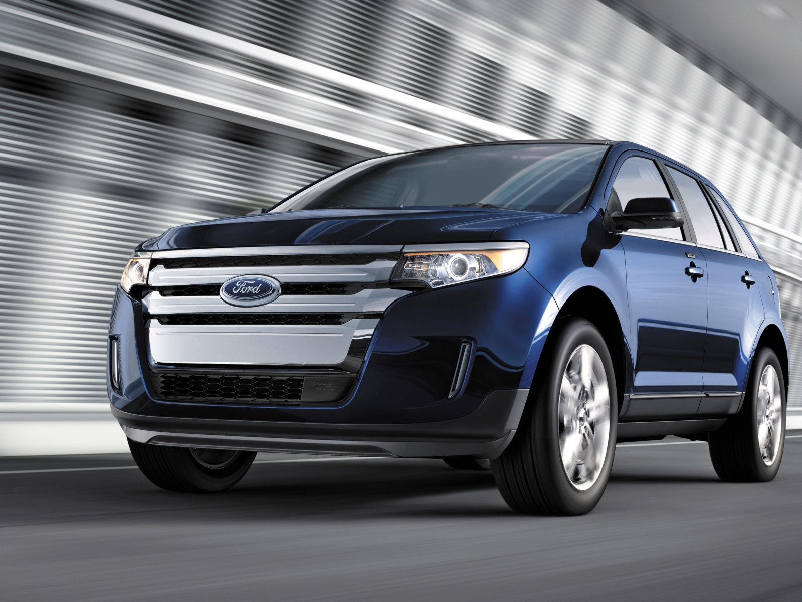 Автомобиль Ford Edge 2014 на дороге