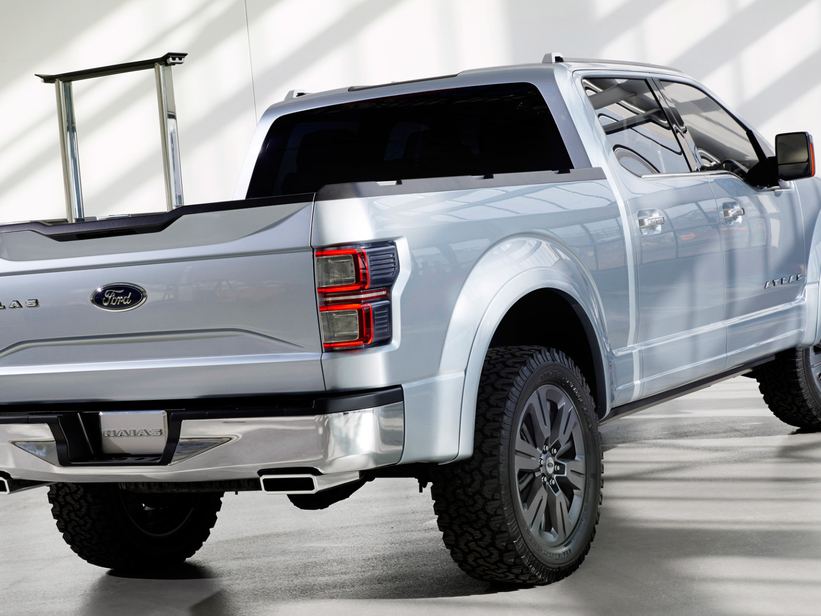 Автомобиль марки Chevrolet модели Atlas 2014