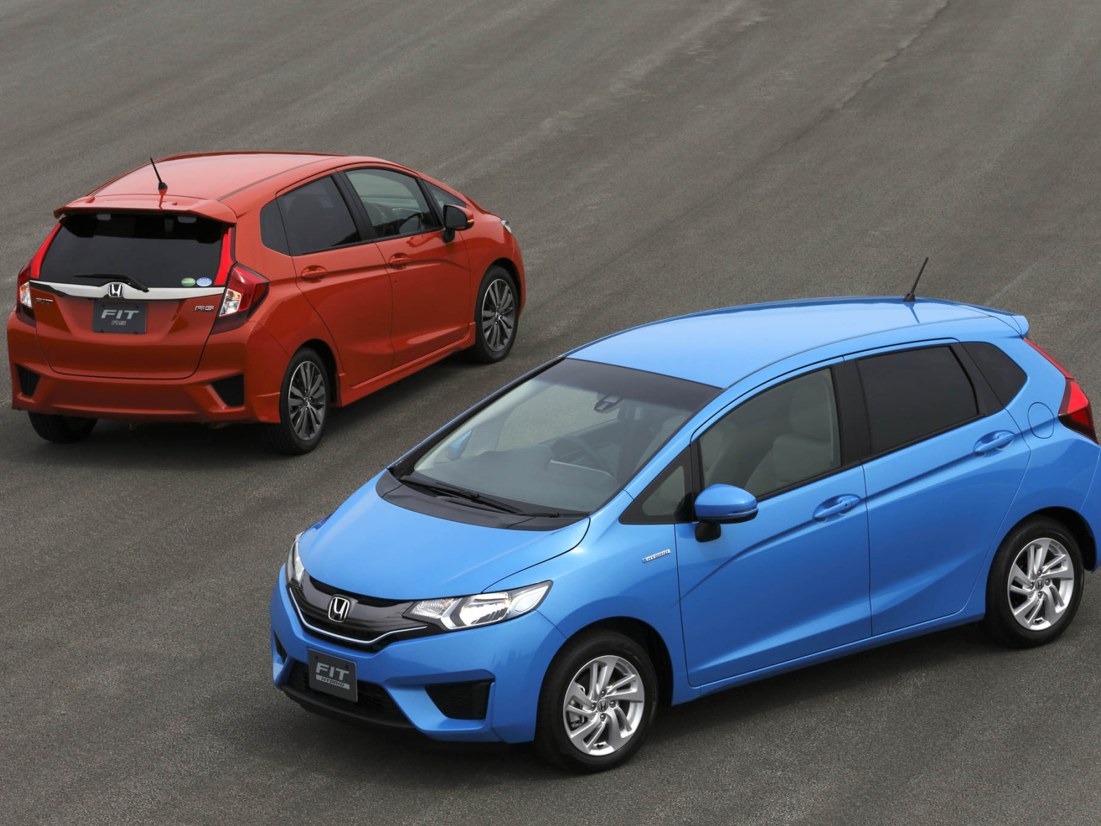 Автомобиль Honda Fit 2014 на дороге