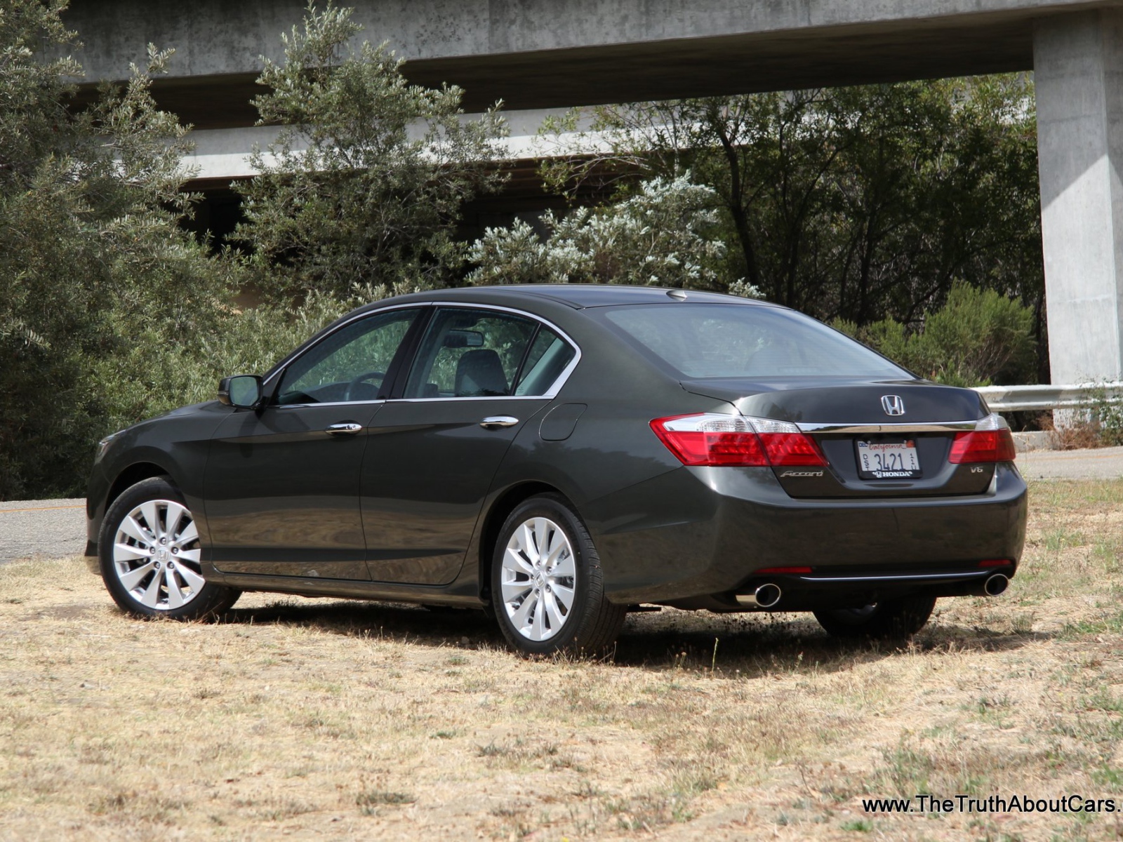 Красивый автомобиль Honda Accord 2013