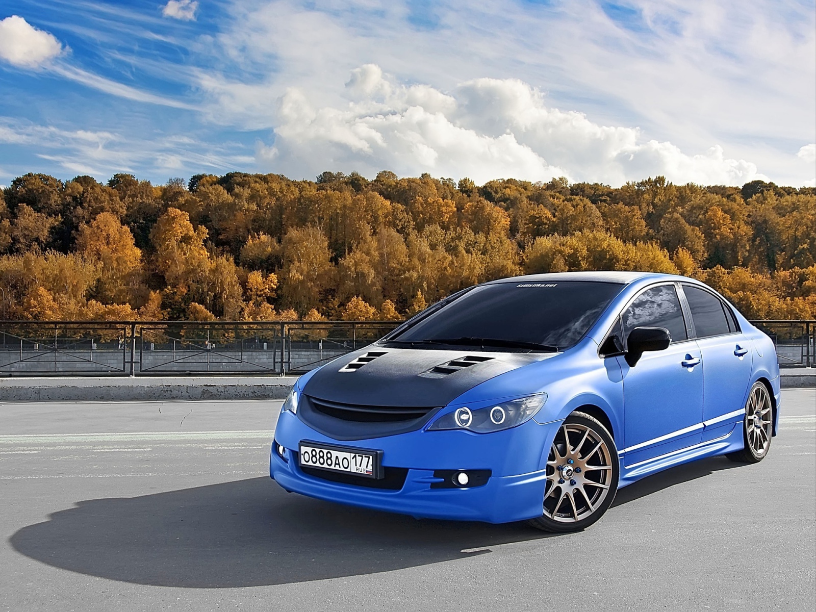 Красивый автомобиль Honda Civic 4D