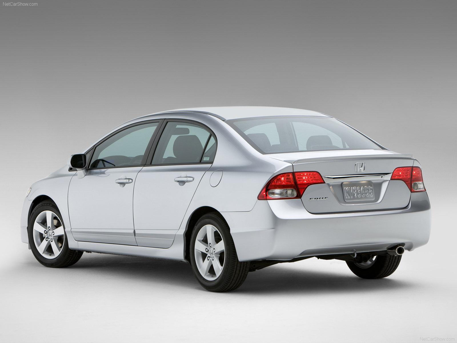 Красивый автомобиль Honda Civic 4D в Москве